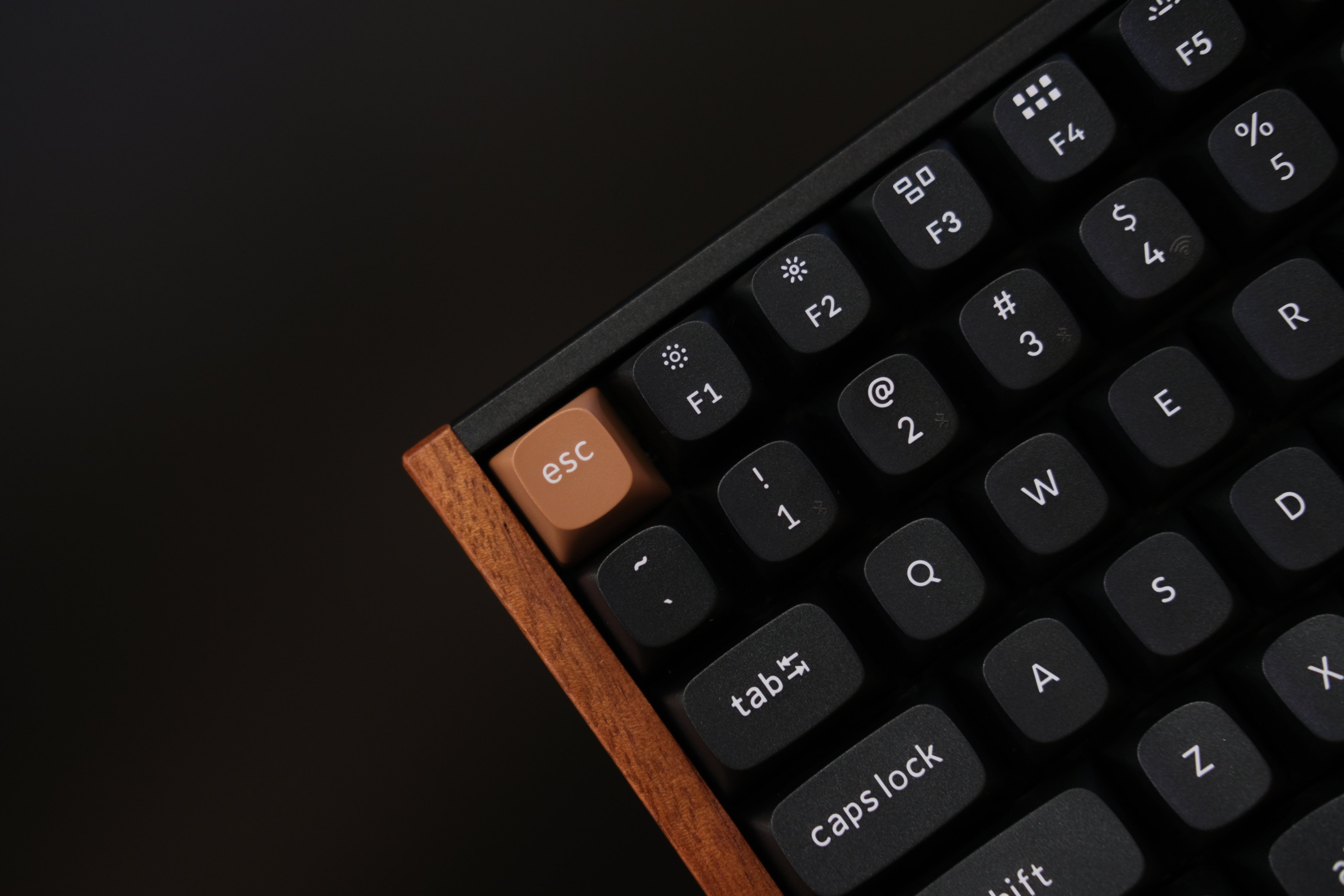 レビュー｜Keychron K2 HEは天然材が特徴的な無線キーボードだった