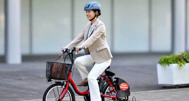 かぶる」が、「守る」になる。ドコモ・バイクシェアのヘルメット