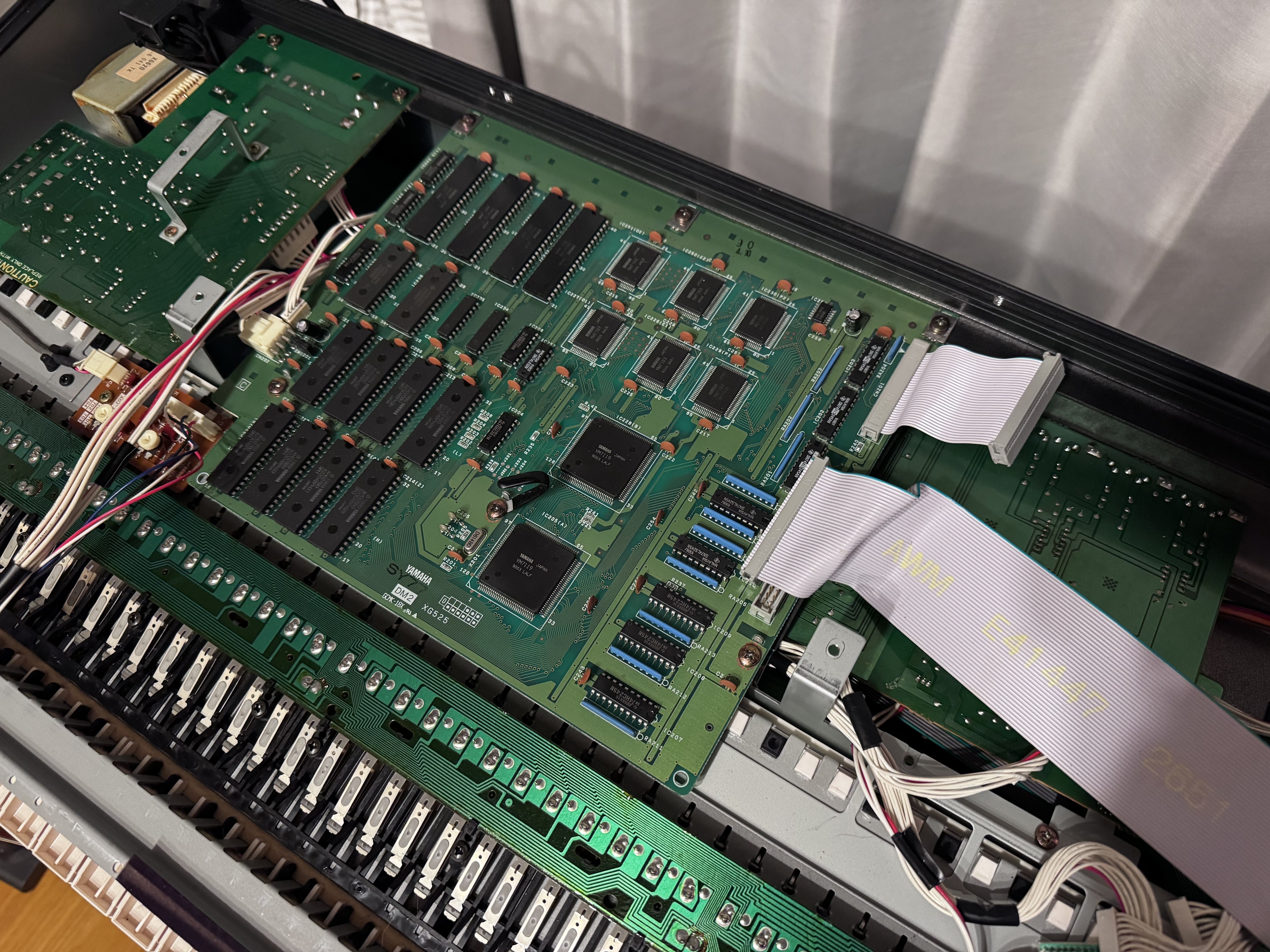 適当に修理されていたYAMAHA SY77のジャンクを生き返らせる〜スイッチ