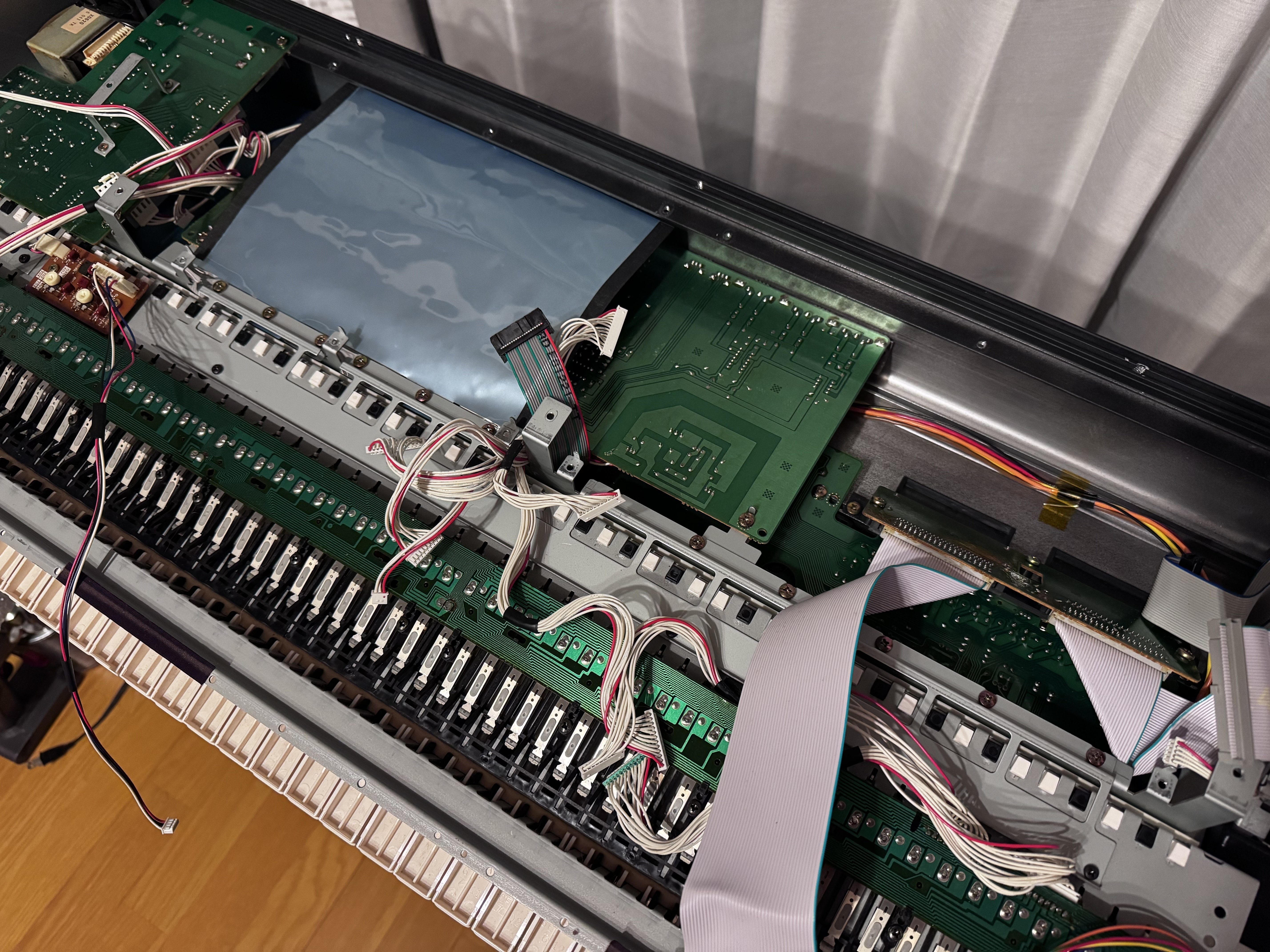 適当に修理されていたYAMAHA SY77のジャンクを生き返らせる〜スイッチ