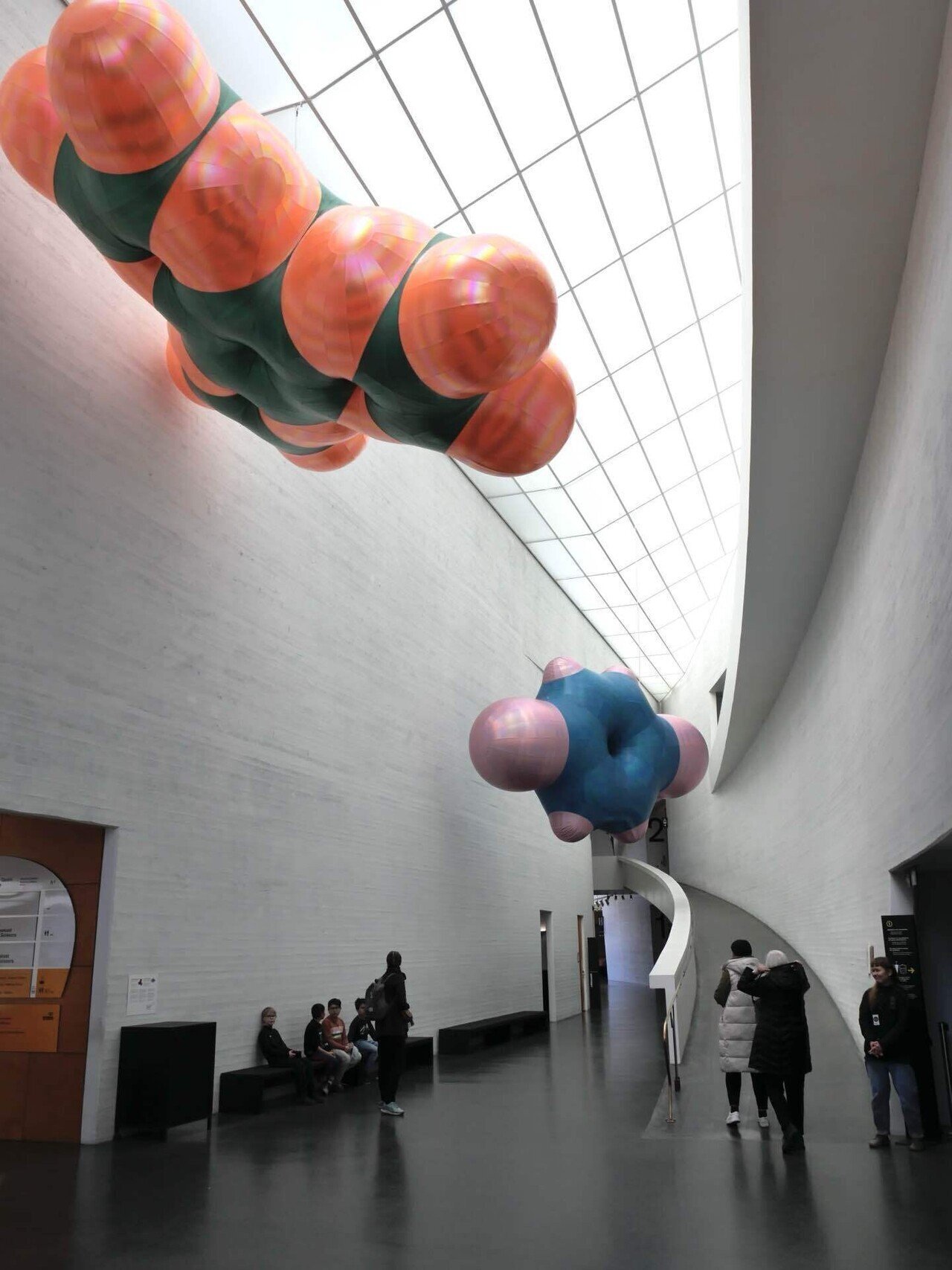 ヘルシンキの現代アートの拠点「Kiasma」にミャクミャク様の色違い