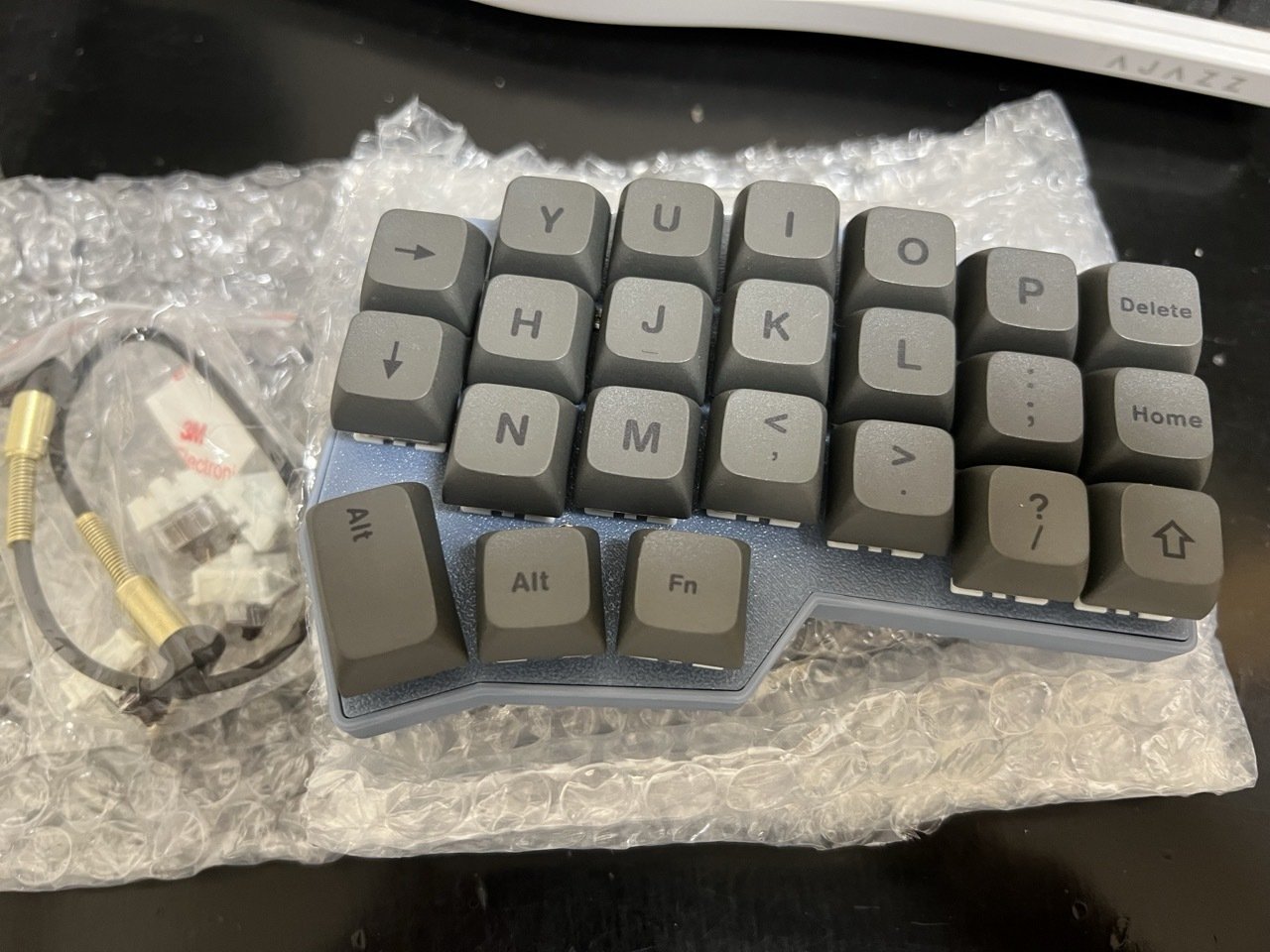 自作キーボード Corne Cherry V4.1 白 自作キーボード、始めました。使い心地と購入品・かかった金額を