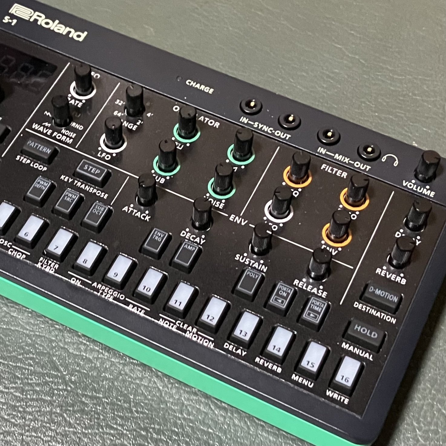 オトと戯れる 54]手のひらサイズのシンセサイザー／Roland S-1