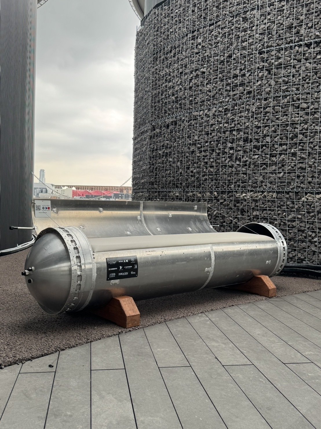 宇宙タンクベンチが大阪・関西万博に展示中！【&SPACE PROJECT】｜DOKASEN