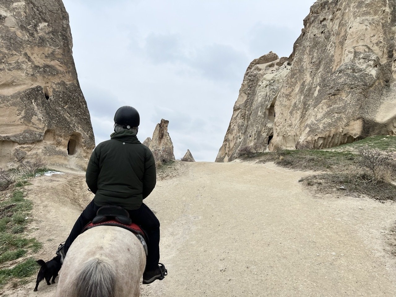 奇岩群の間を馬に乗って〜トルコ紀行（22）｜たなかともこ@ツレヅレビト