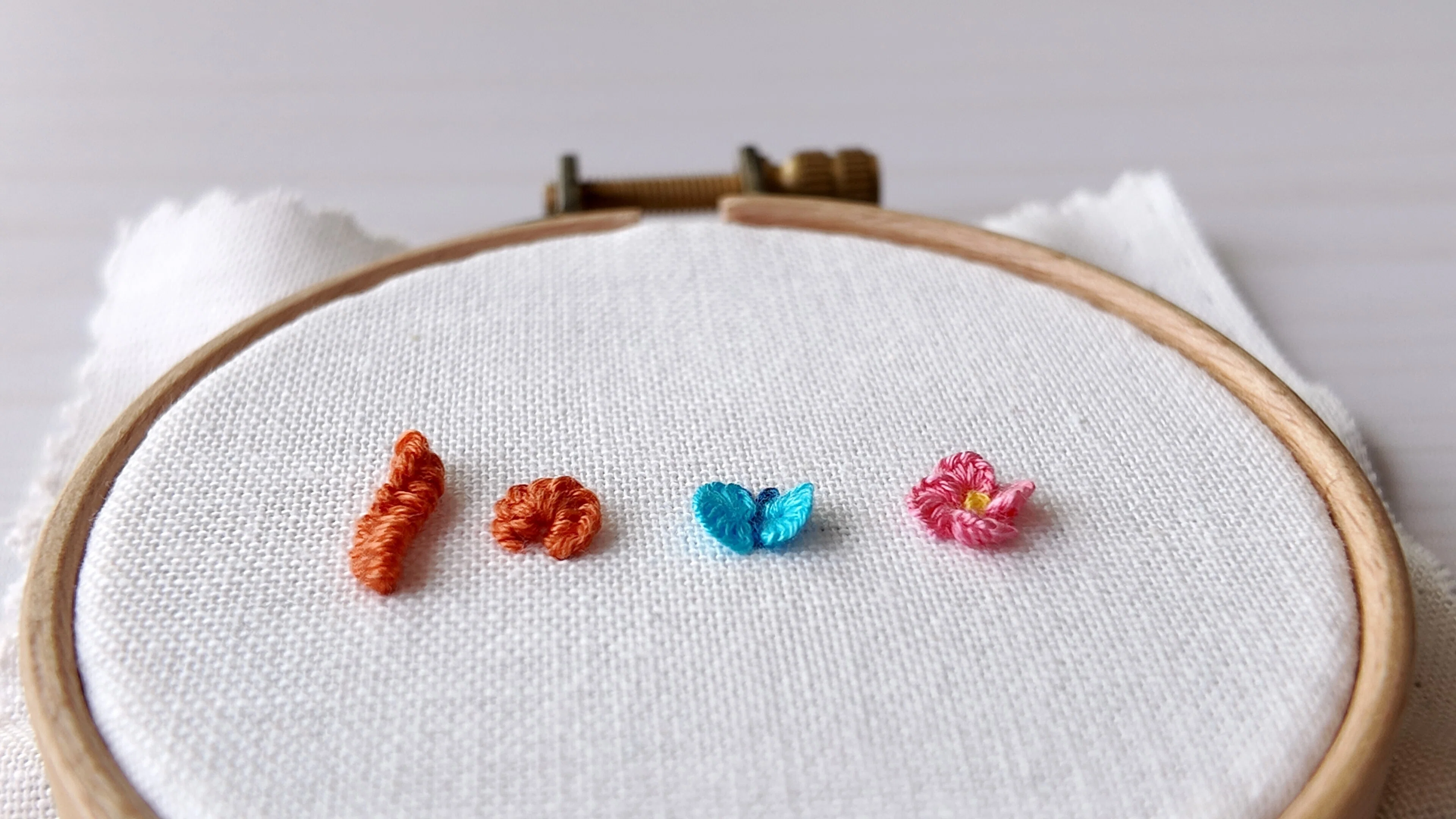 キャストオンステッチで作る蝶と花刺繍-YouTube解説あり-｜はなめろん