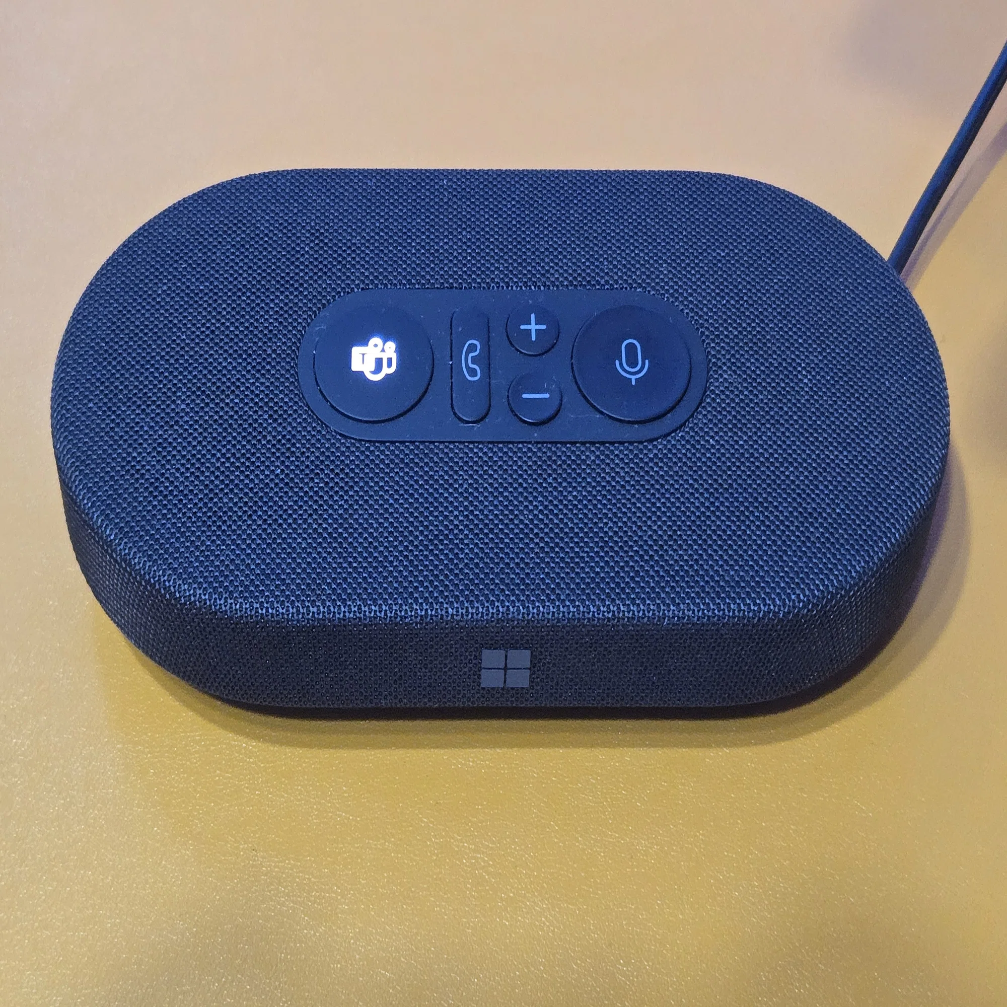 スピーカーフォンという選択肢。Microsoft Modern USB-C スピーカーが 