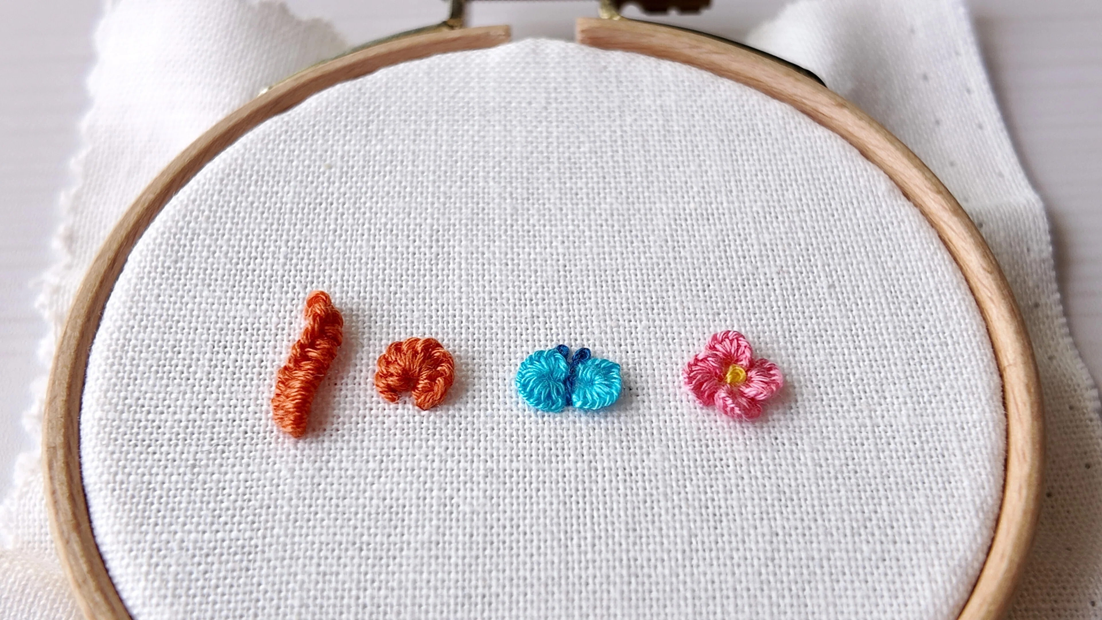 キャストオンステッチで作る蝶と花刺繍-YouTube解説あり-｜はなめろん