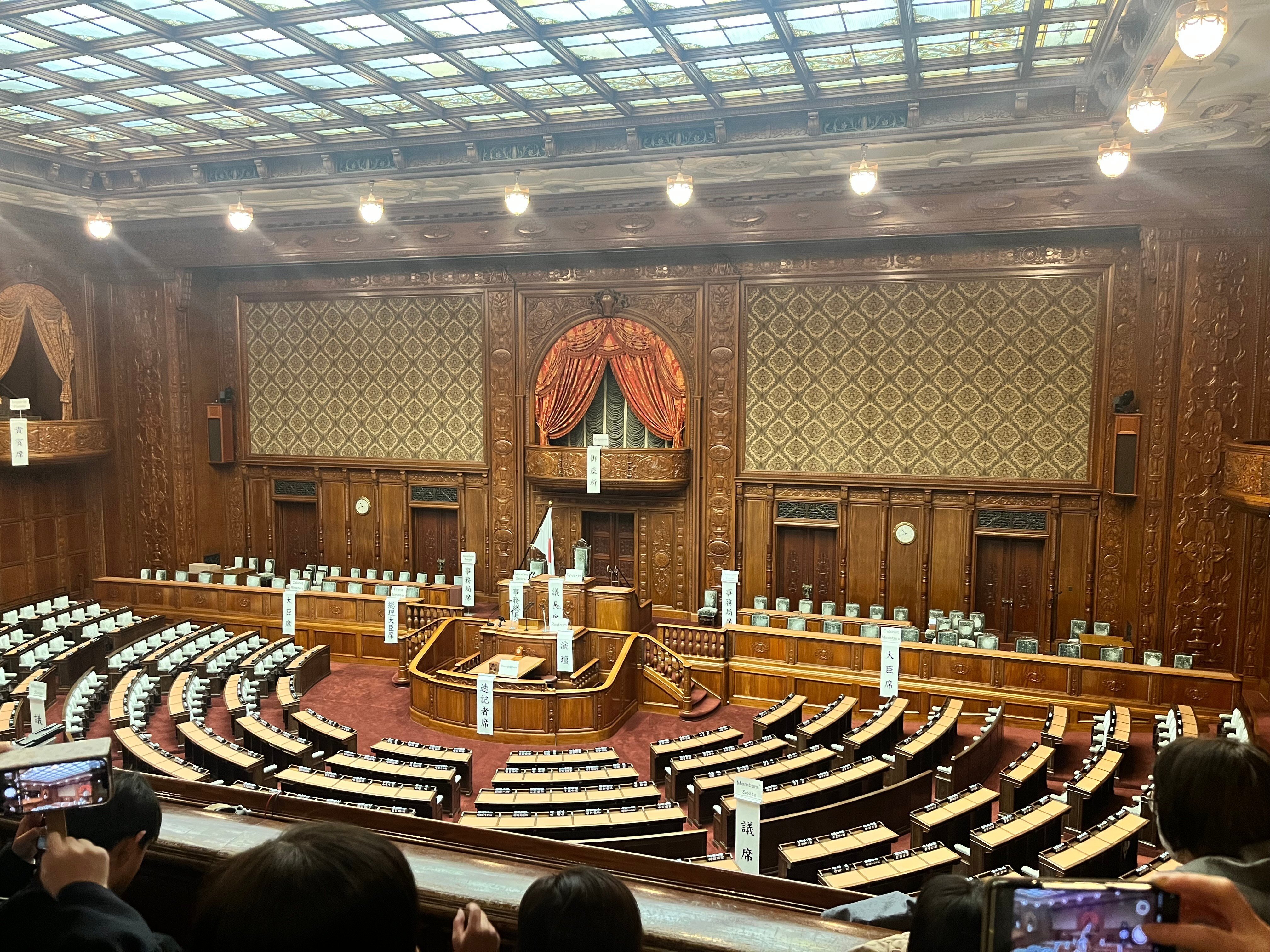 値下げしました‼️高価な椅子‼️国会議事堂等でも使われているらしいです！ 色々凄いぞ国会議事堂！【国会議事堂ツアー②】｜aosagi
