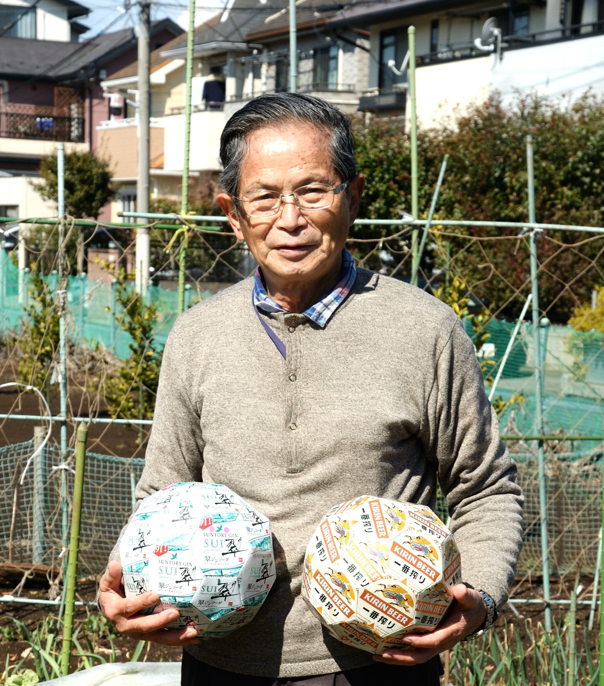 85歳の佐藤さんが「アルミ缶でサッカーボール」を作りました。｜折り板金