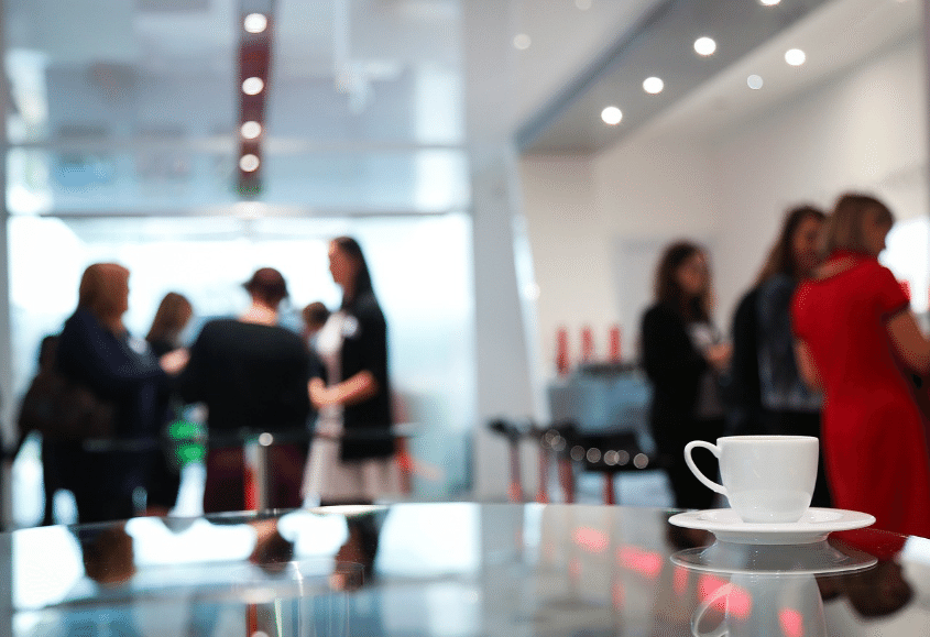 人が集まって話している画像