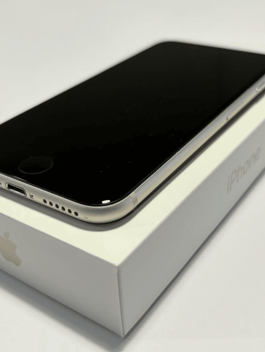 iPhone SE 第3世代 128GB スターライト レビュー】中古なのに新品級