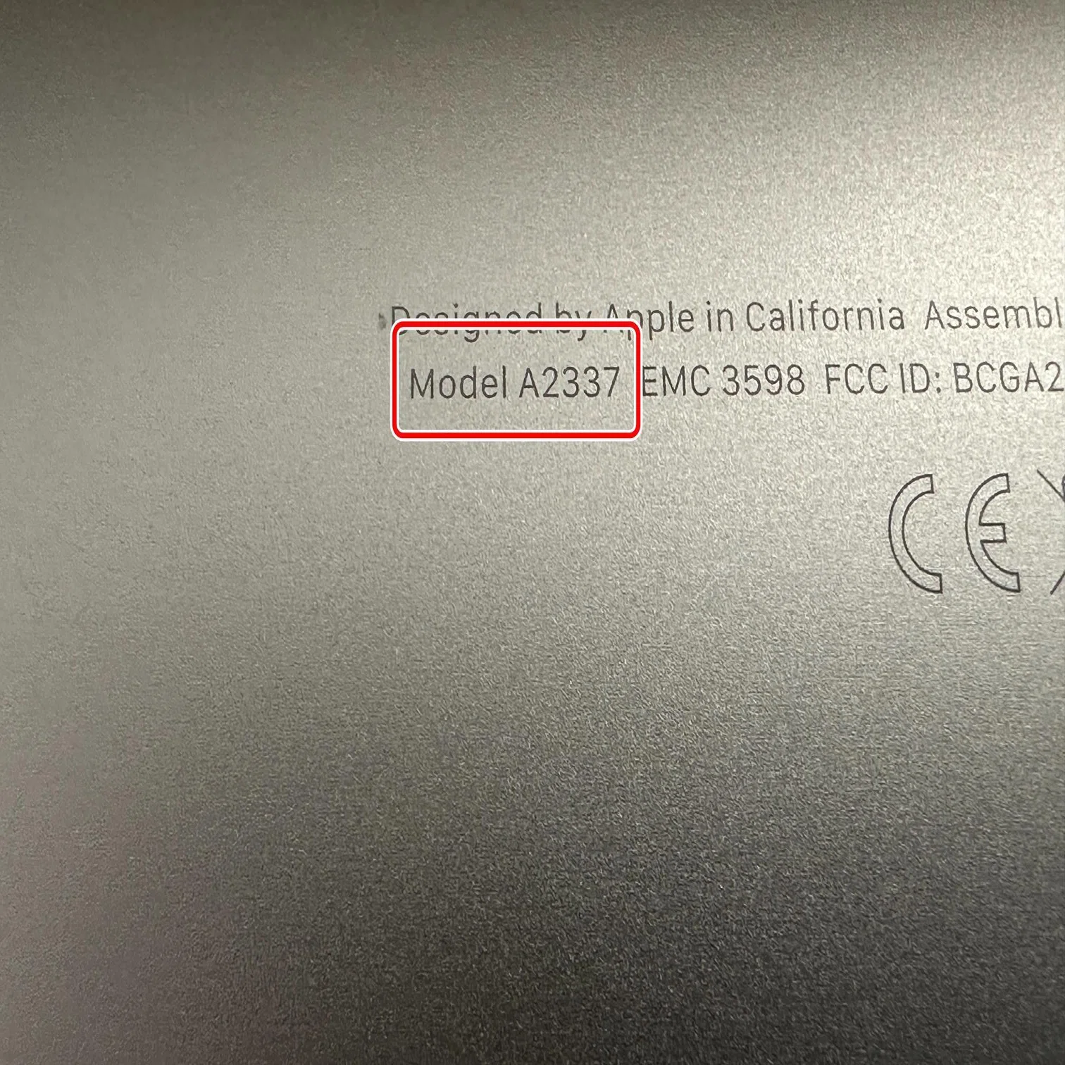 MacBook Air M1 2020(A2337)の電池交換を19580円で対応中！充電器を 