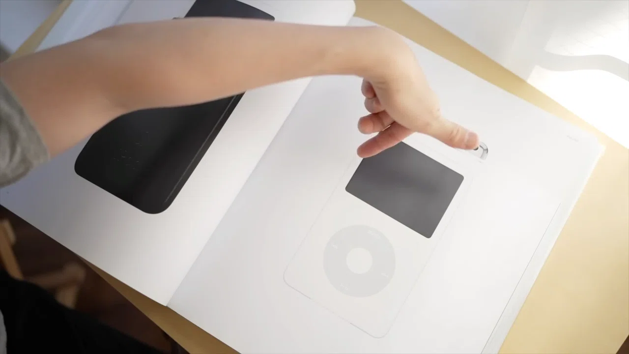 Appleの物撮り”に学ぶ。プロダクト撮影の究極美学— 「Designed by Appleの物撮り”に学ぶ。プロダクト撮影の究極美学— 「Designed by