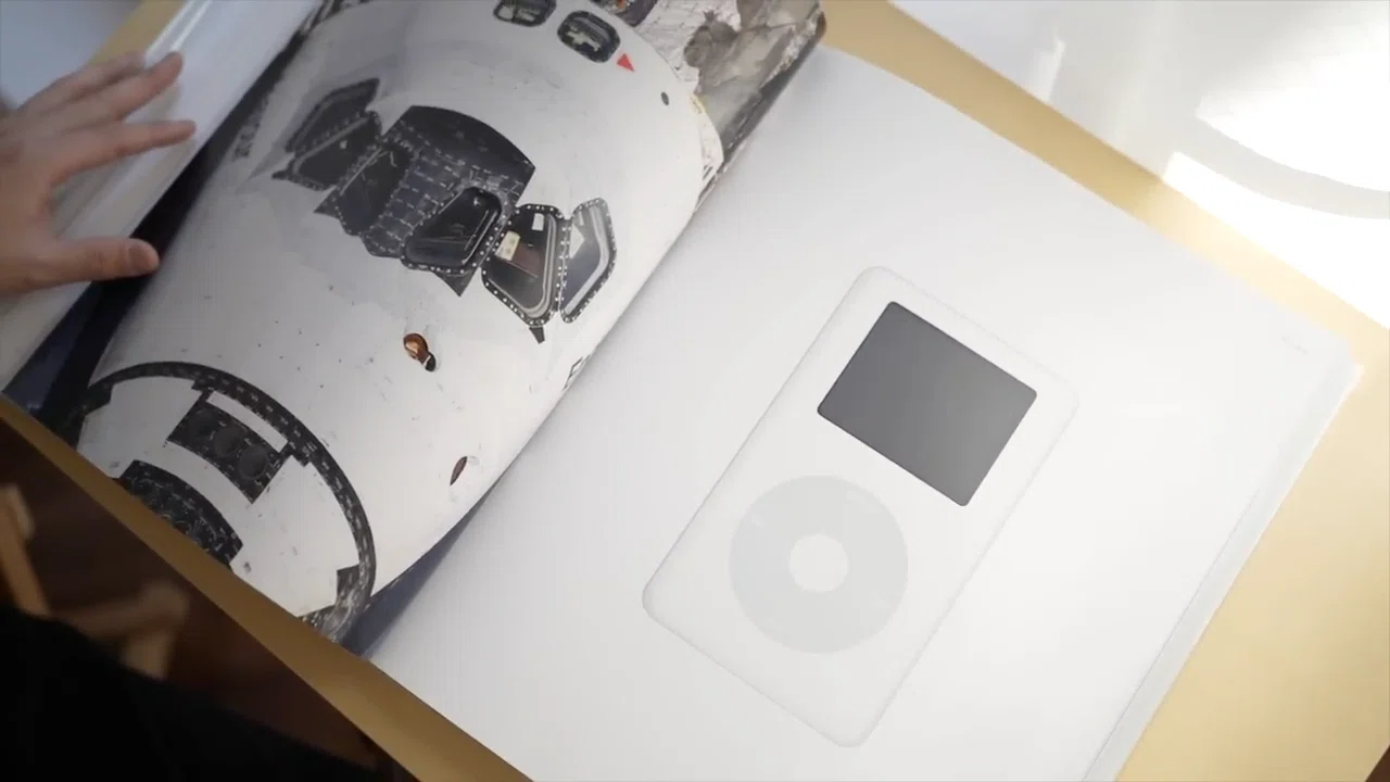 Appleの物撮り”に学ぶ。プロダクト撮影の究極美学— 「Designed by Appleの物撮り”に学ぶ。プロダクト撮影の究極美学— 「Designed by