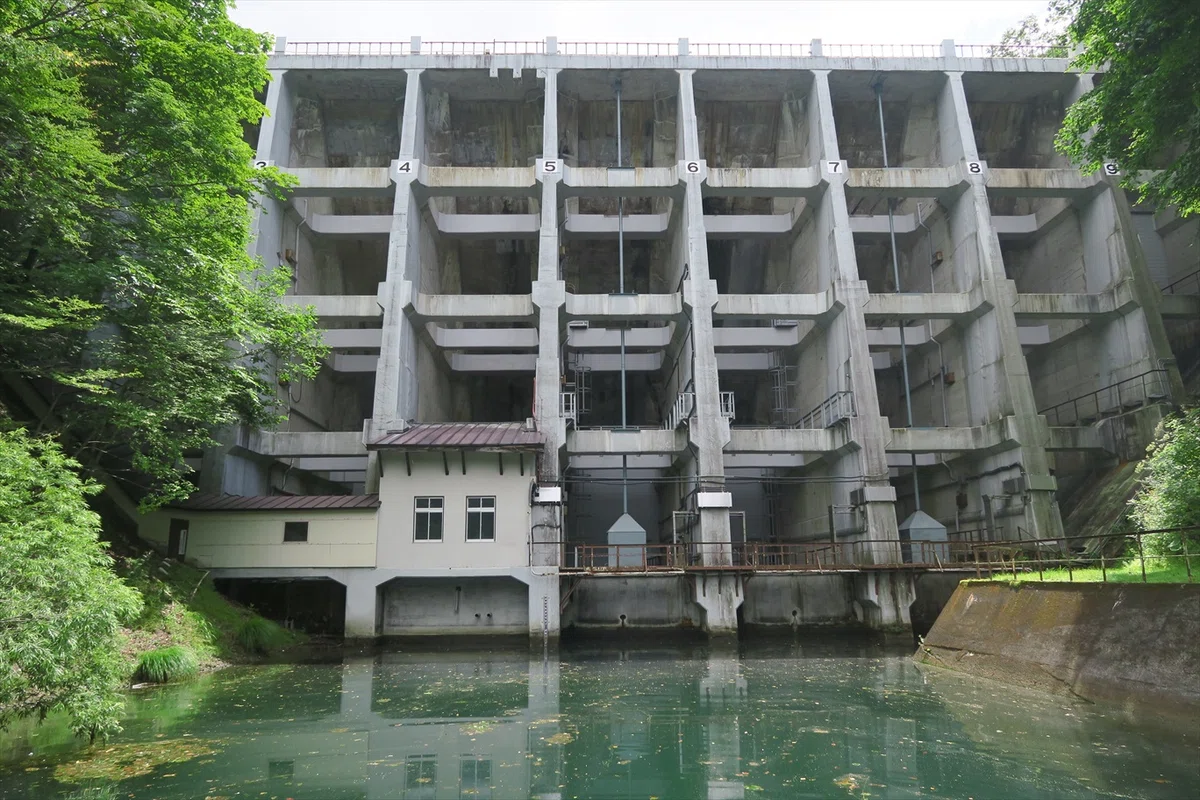 丸沼ダム 群馬県 全景 バットレスダム