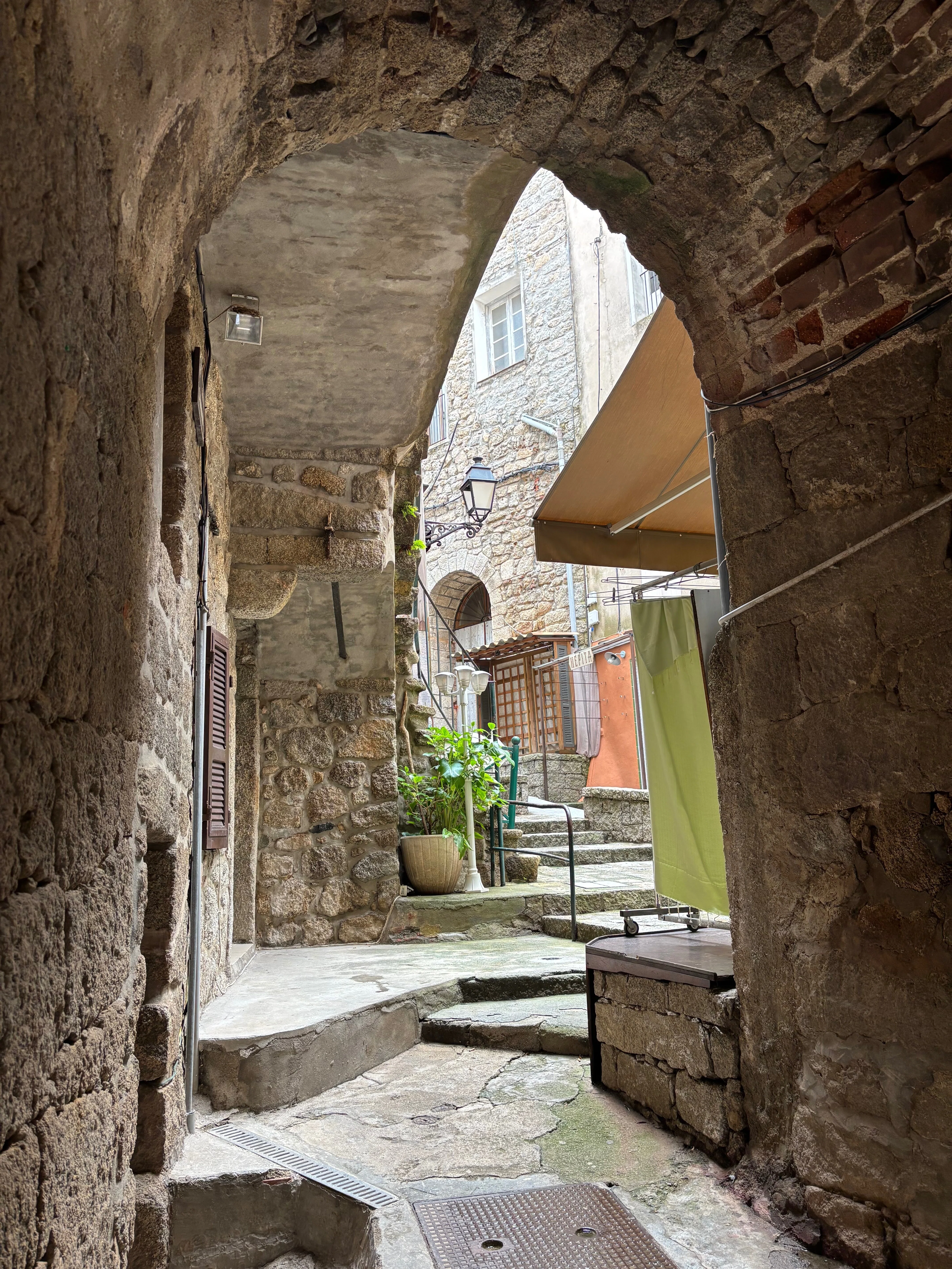 Day 19 崖の上にある塀に囲まれた町”ボニファシオ”【世界一周バン