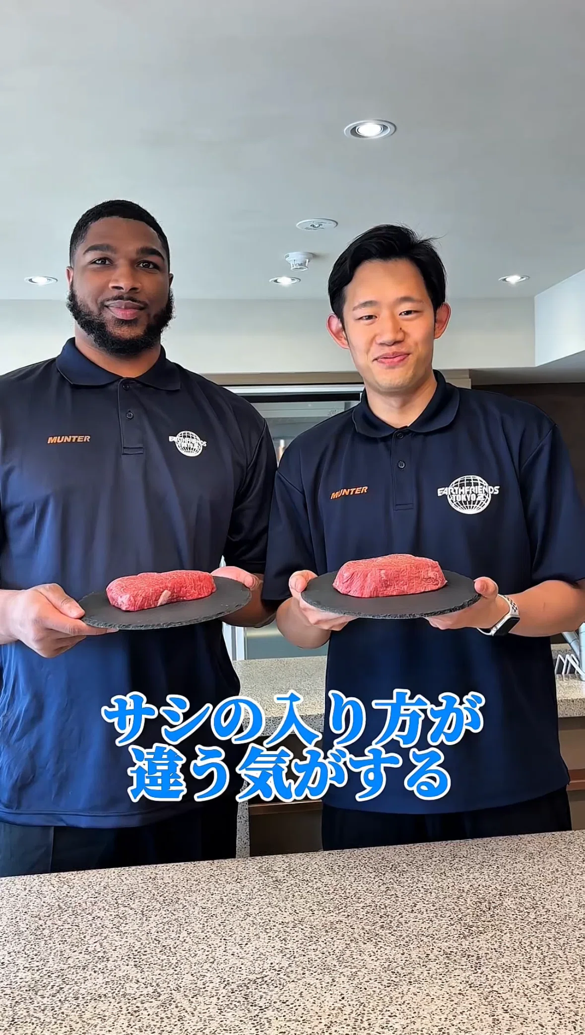 OGAWA(小川)グループ公式note、『アースフレンズ東京Zの選手が本気で挑む!和牛A5 vs A3 目利きチャレンジの裏側を公開』から、悩みながら肉を目利きする野口選手