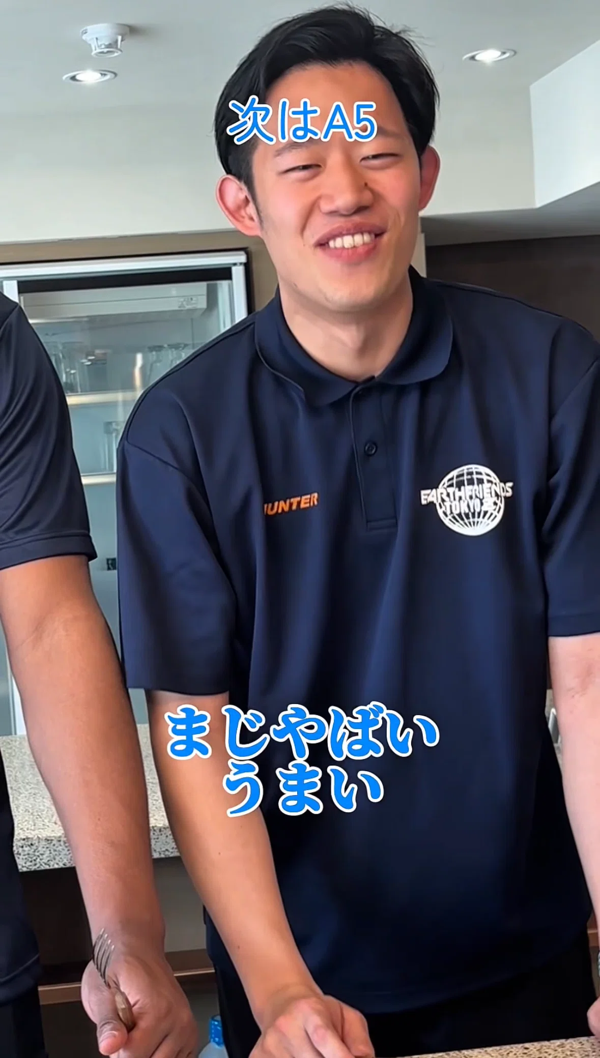 OGAWA(小川)グループ公式note、『アースフレンズ東京Zの選手が本気で挑む!和牛A5 vs A3 目利きチャレンジの裏側を公開』から、A5のお肉を試食する野口選手