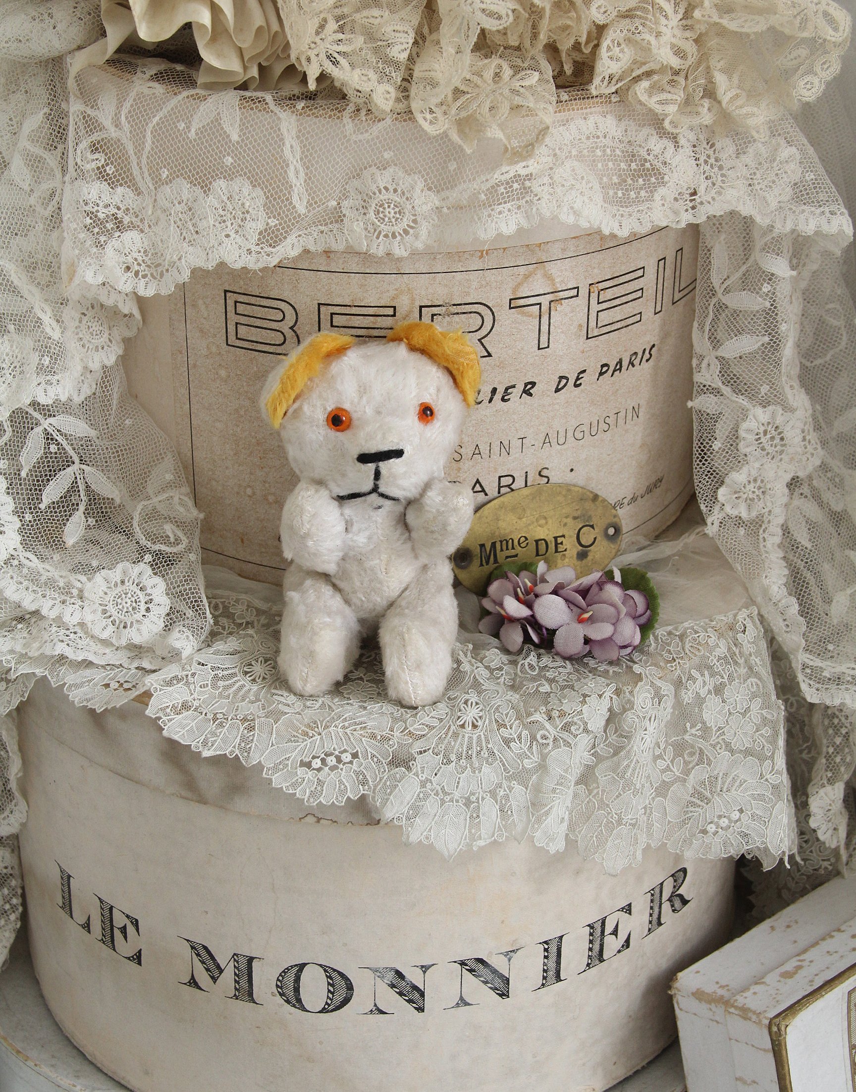 フランスのアンティークぬいぐるみ・グレイッシュピンクの犬 グラス