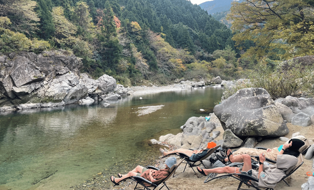 1号テントサウナ前でととのう様子