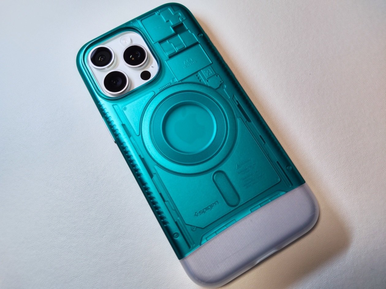 初代iMacのようなボンダイ・ブルーが映えるSpigenのiPhoneケース