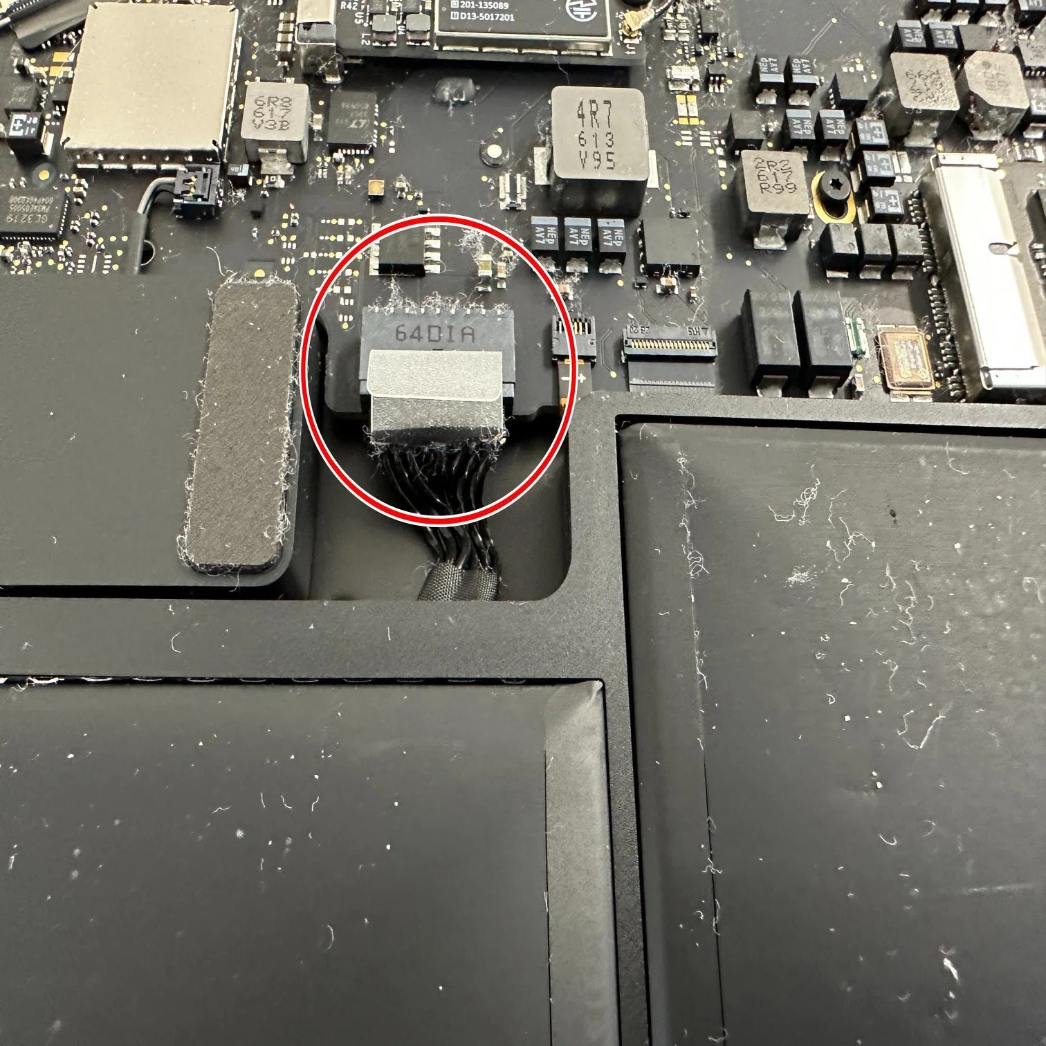 MacBook Air 13inch(2015/A1466)の電池交換を12980円で対応中 