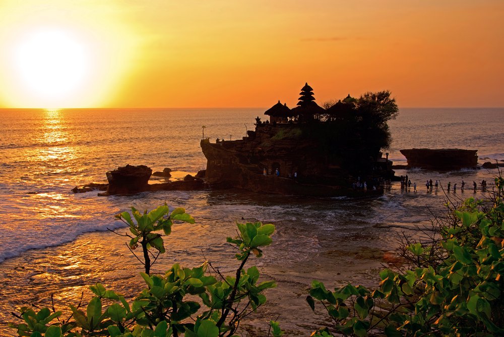 インドネシアのバリ島、ウブドの路上ローカル市場で観光客に販売