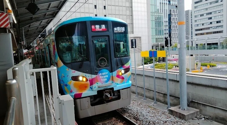 大阪の街中から海の近くまでパレードする電車に乗る｜つばめ すわろう