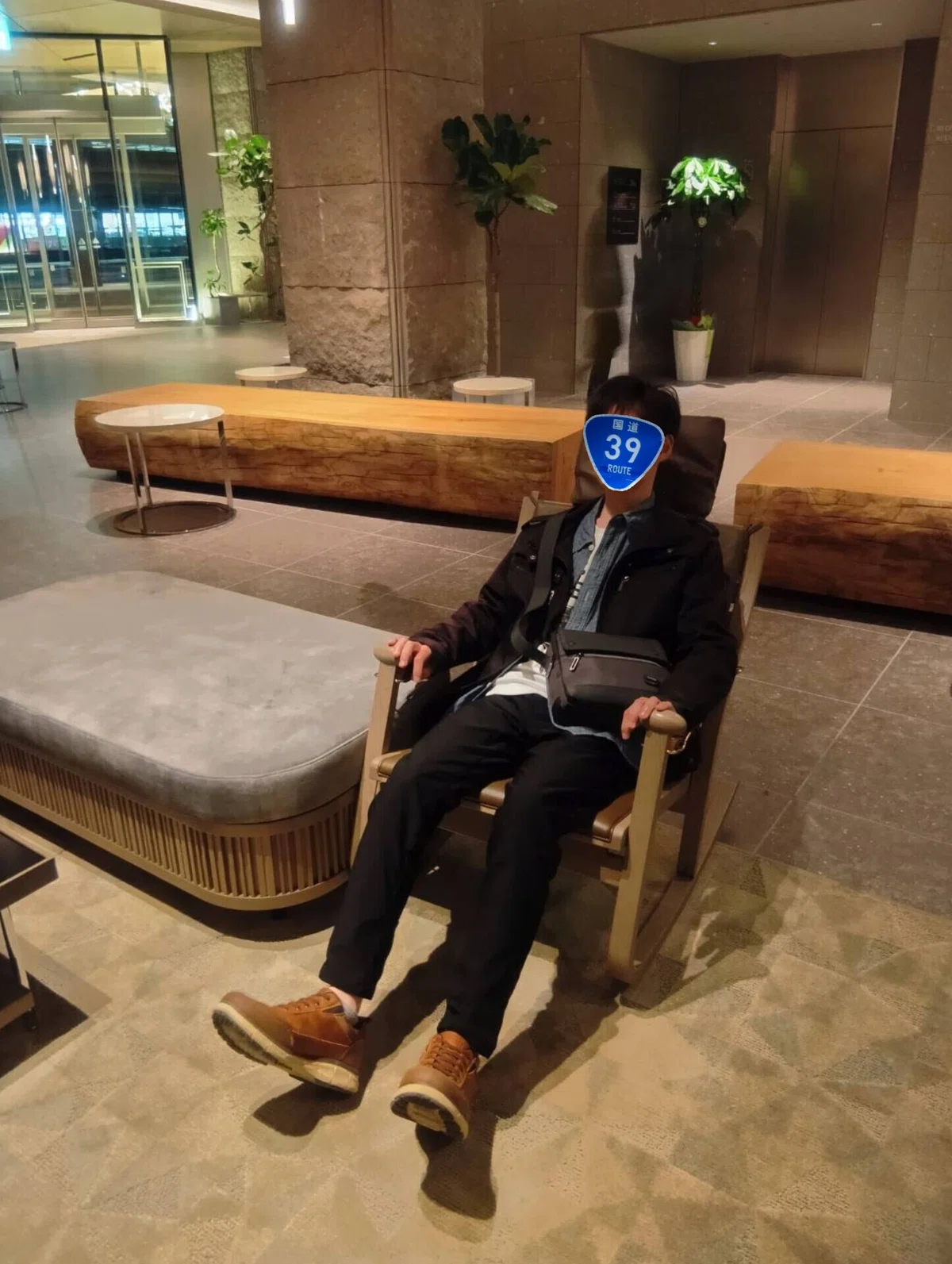 ロビーでくつろいでいる写真