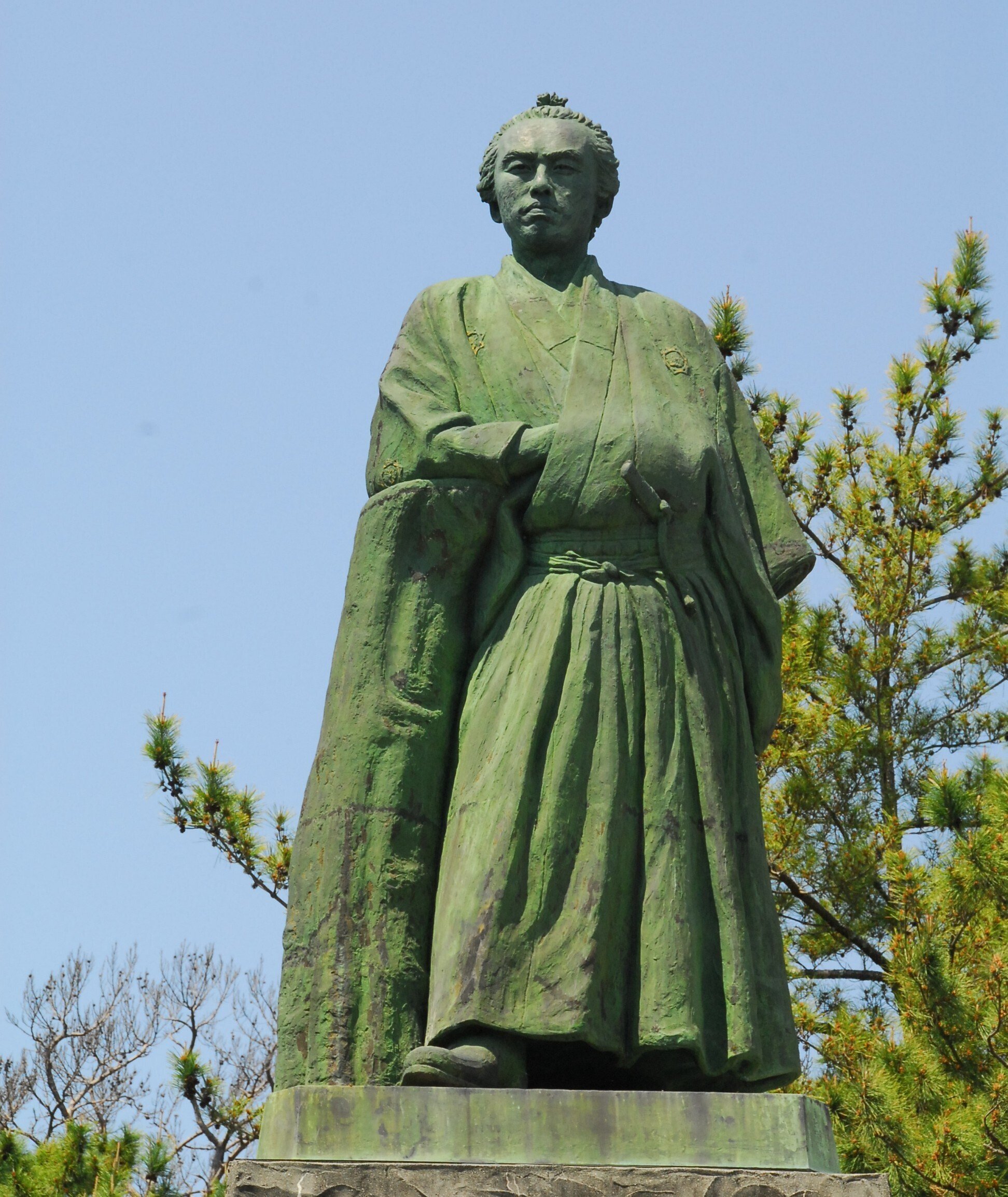 坂本龍馬は戦争に利用された？」高知の桂浜で幕末の志士像に大接近