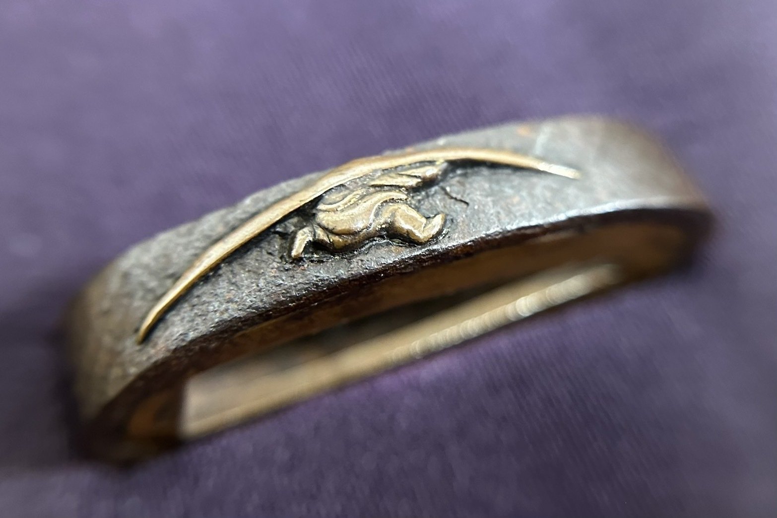 縁頭 | 縁頭、赤銅地に菊華図 縁・縁頭 伏虎図 工芸 V868. 時代武具 銅