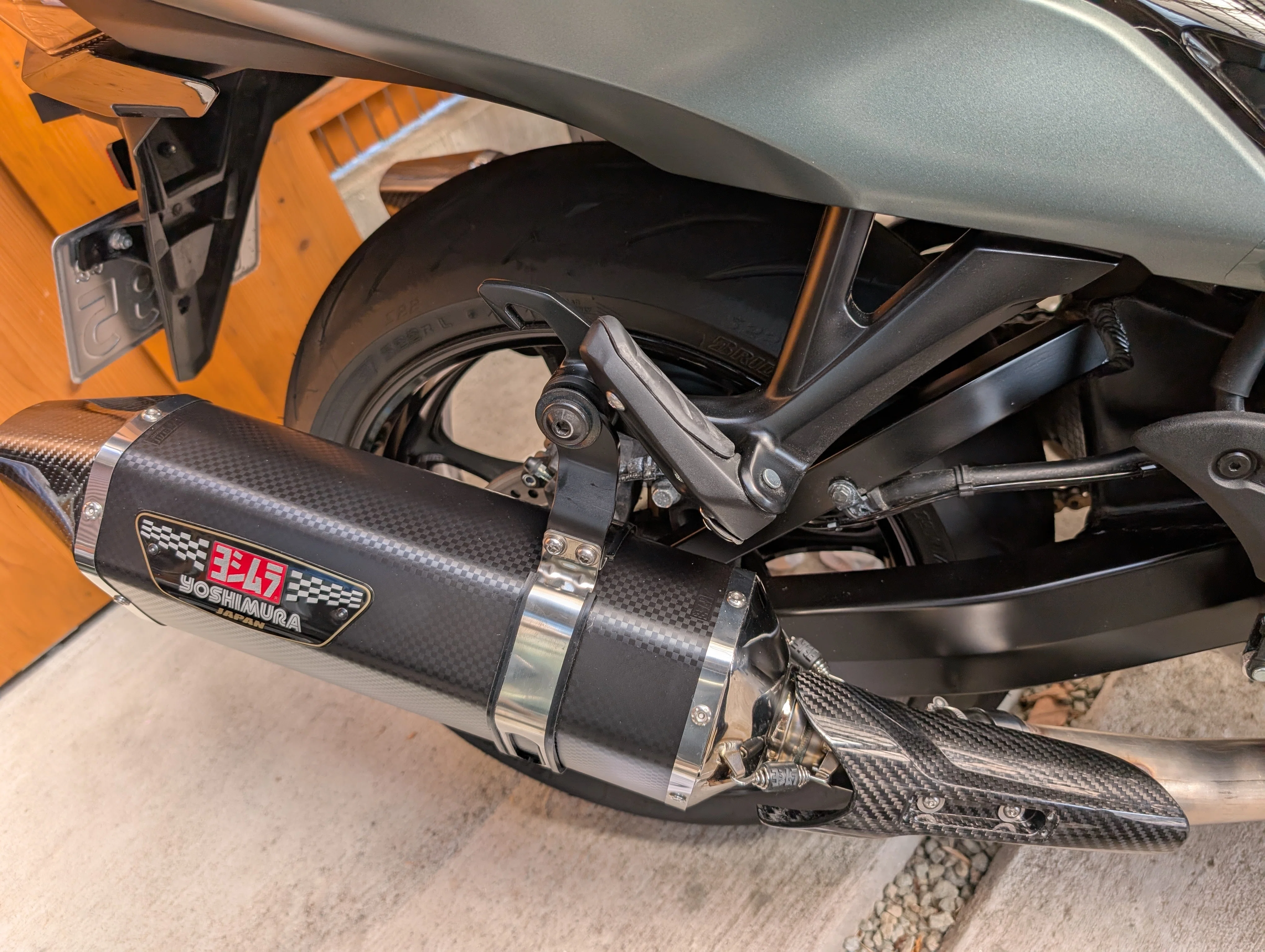 GSX1300R隼（3型）、ノーマルマフラーの音に馴染めず、ヨシムラ