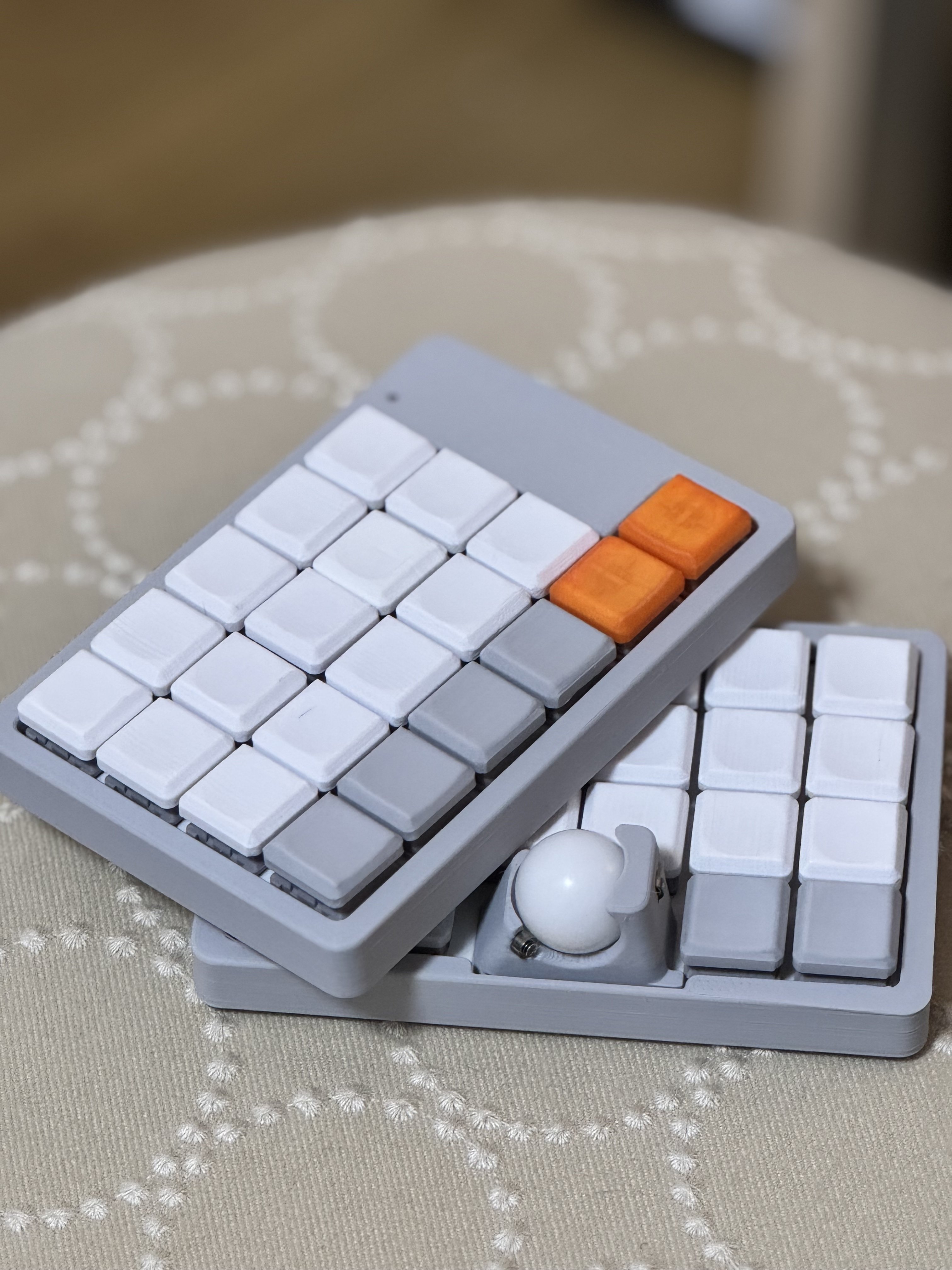 分割型キーボード conductor conductorという完全無線分割トラボ付きキーボードに手を出して