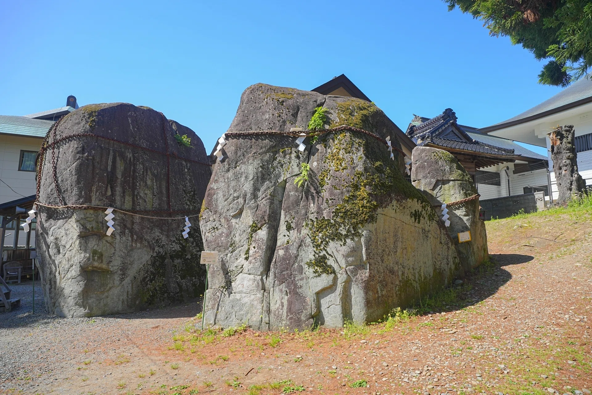 0359 巨岩に鬼の手形、岩手の地名の由来がある「三ツ石神社」（岩手県