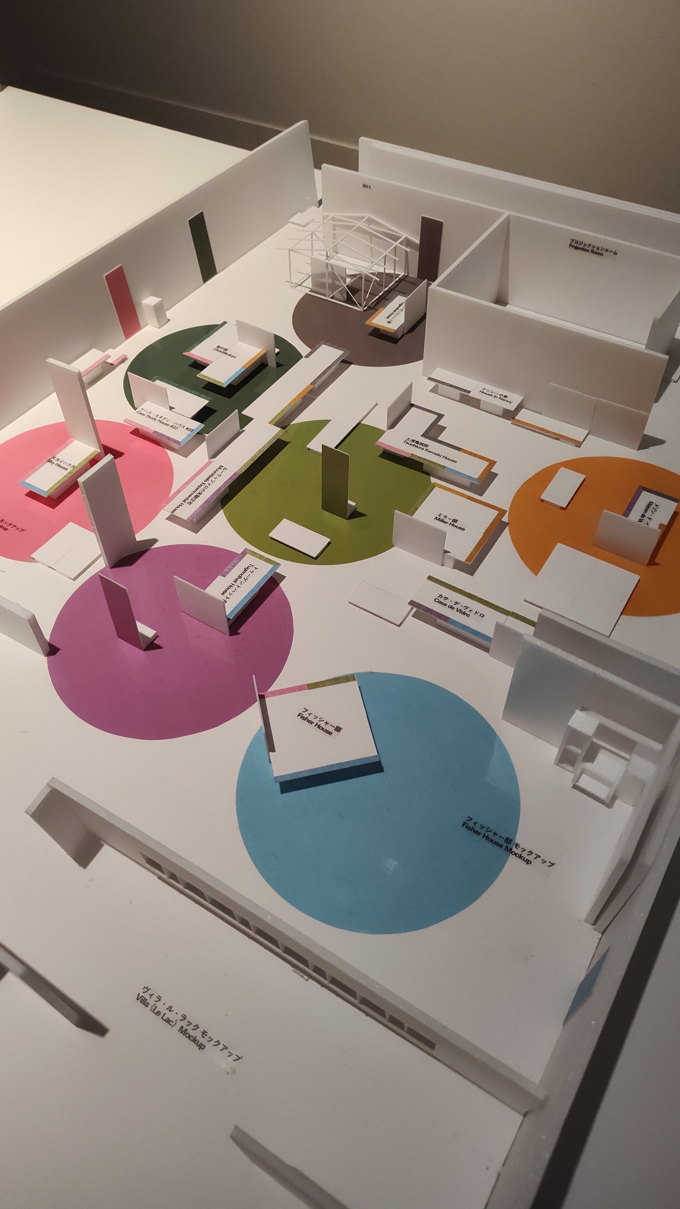 100万円超えの椅子に座れる展示「リビング・モダニティ」｜たかはしあさぎ