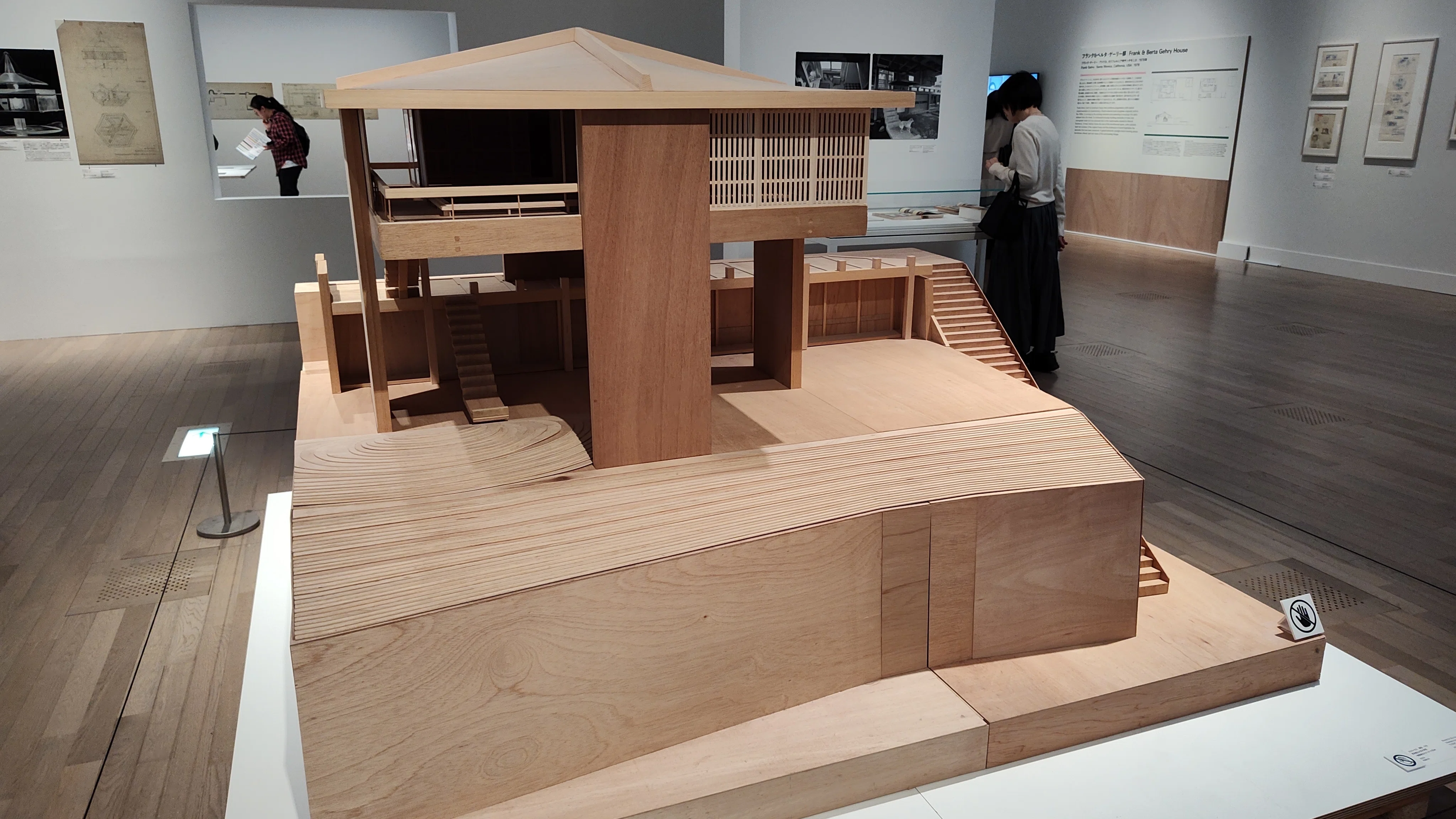 100万円超えの椅子に座れる展示「リビング・モダニティ」｜たかはしあさぎ