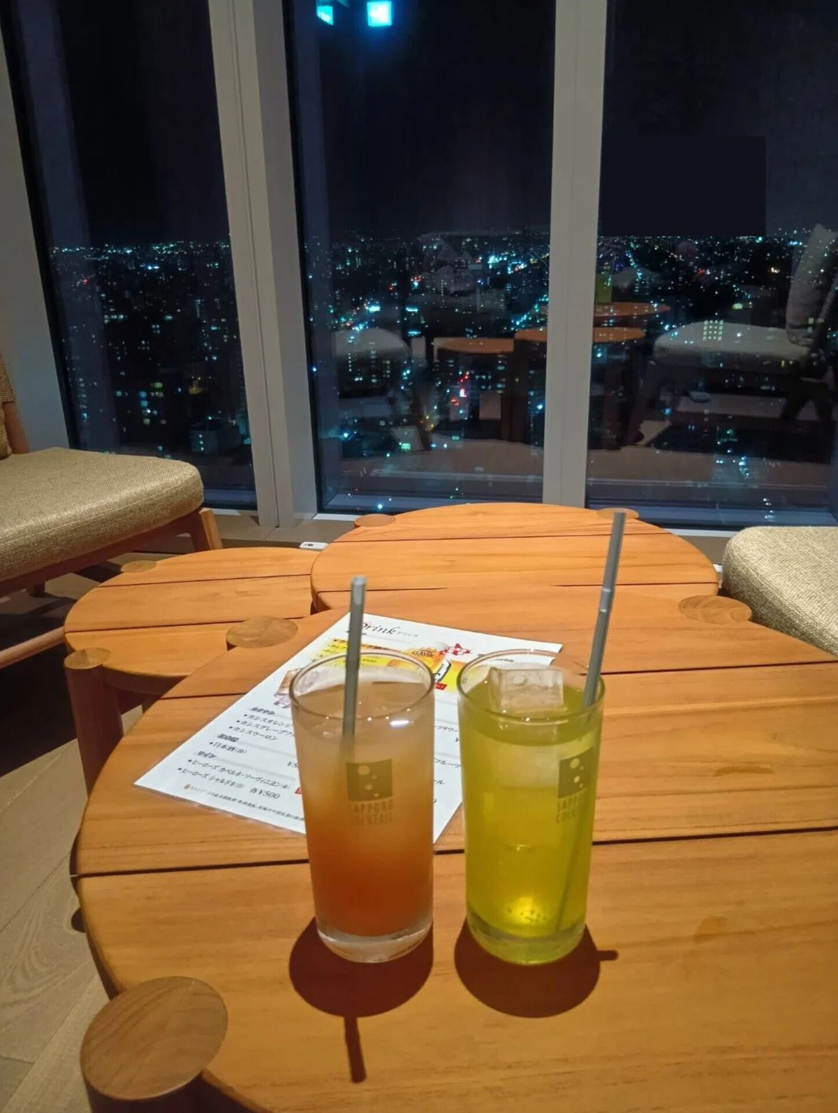 ラウンジの窓から見える夜景の写真