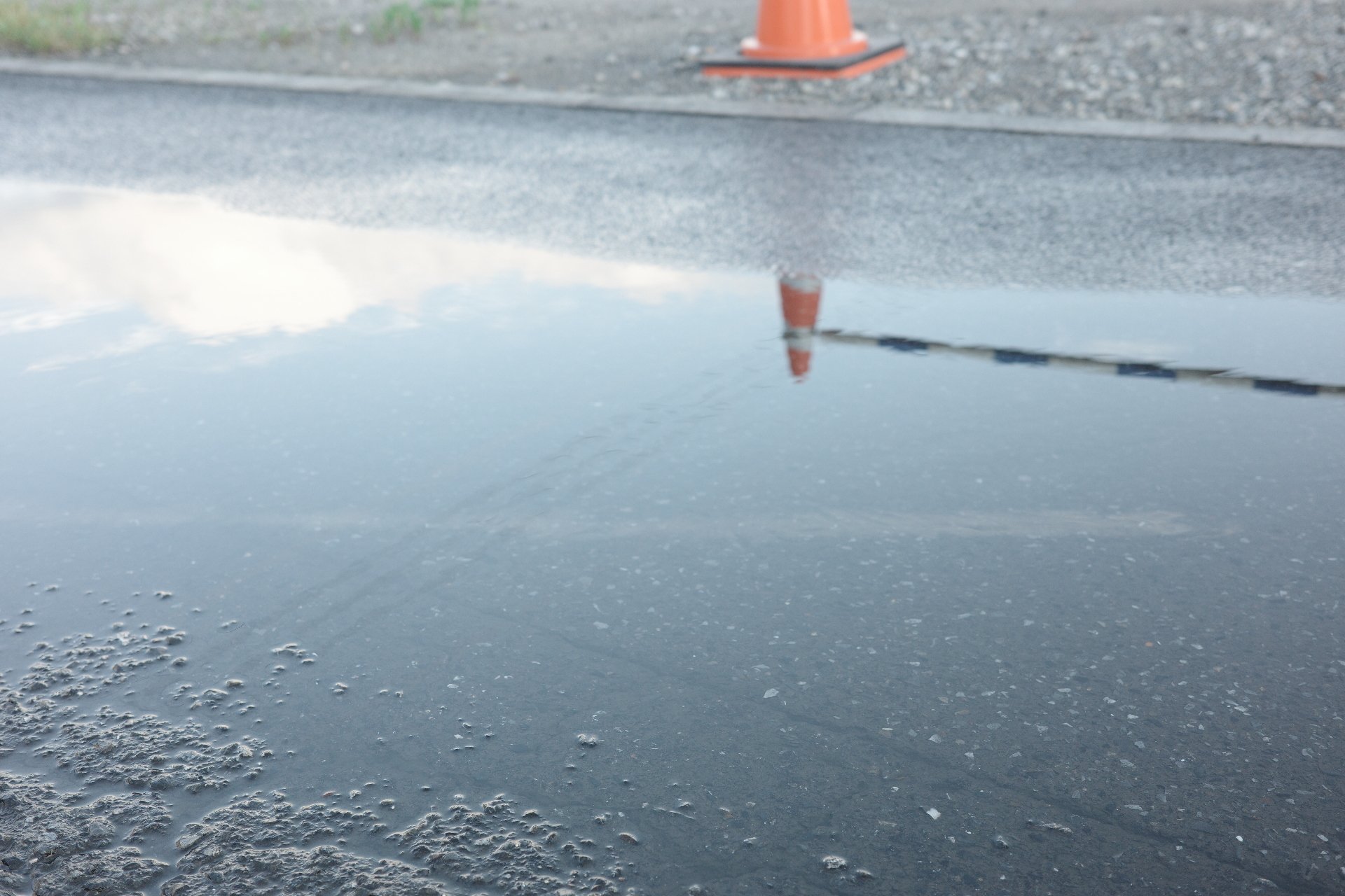 GRIIIx 100日スナップ ｜ 004 雨の日は雨上がりの水たまりの反射を撮る