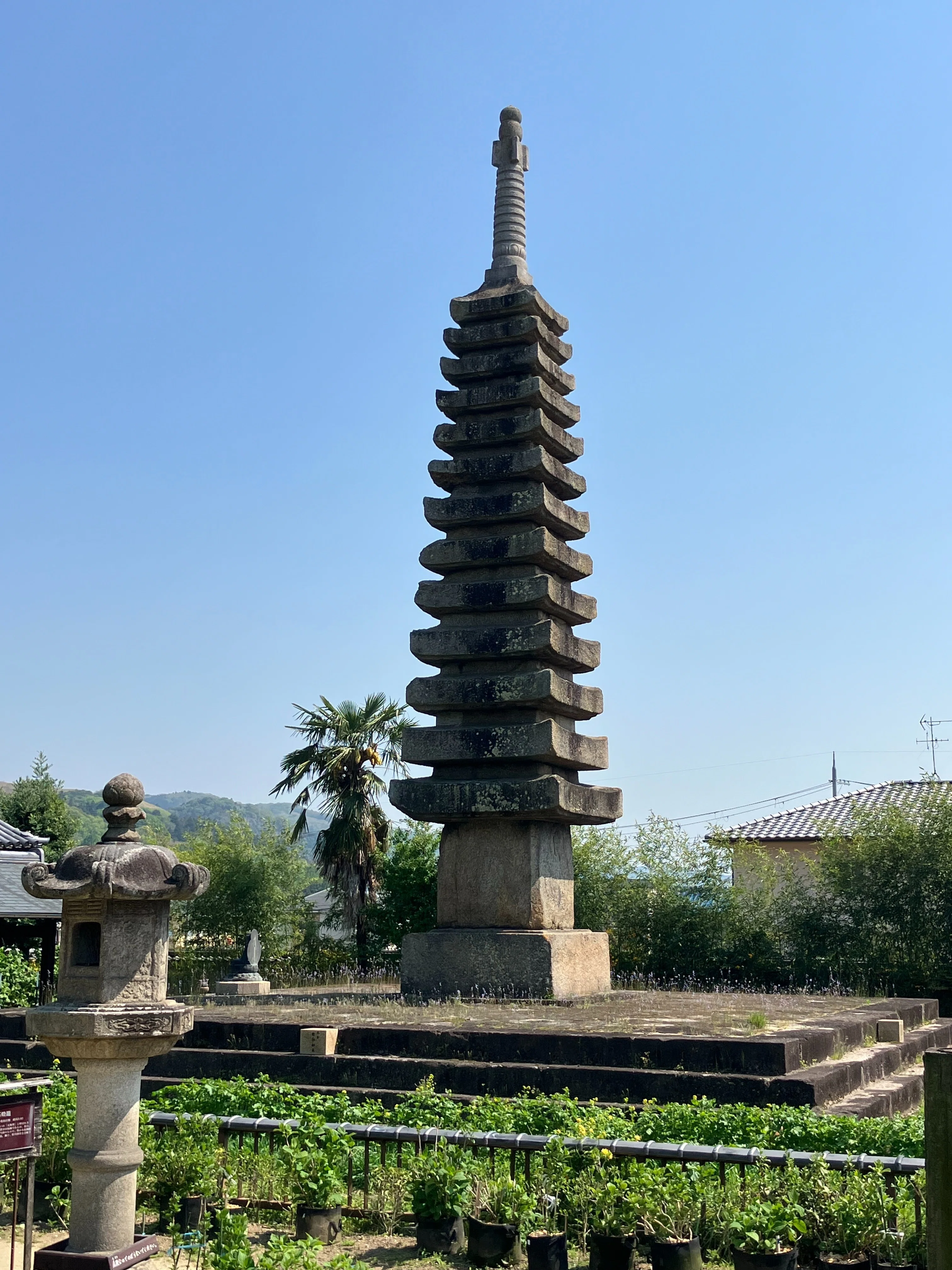 近畿地方の石造物㊴：般若寺層塔・笠塔婆｜綾