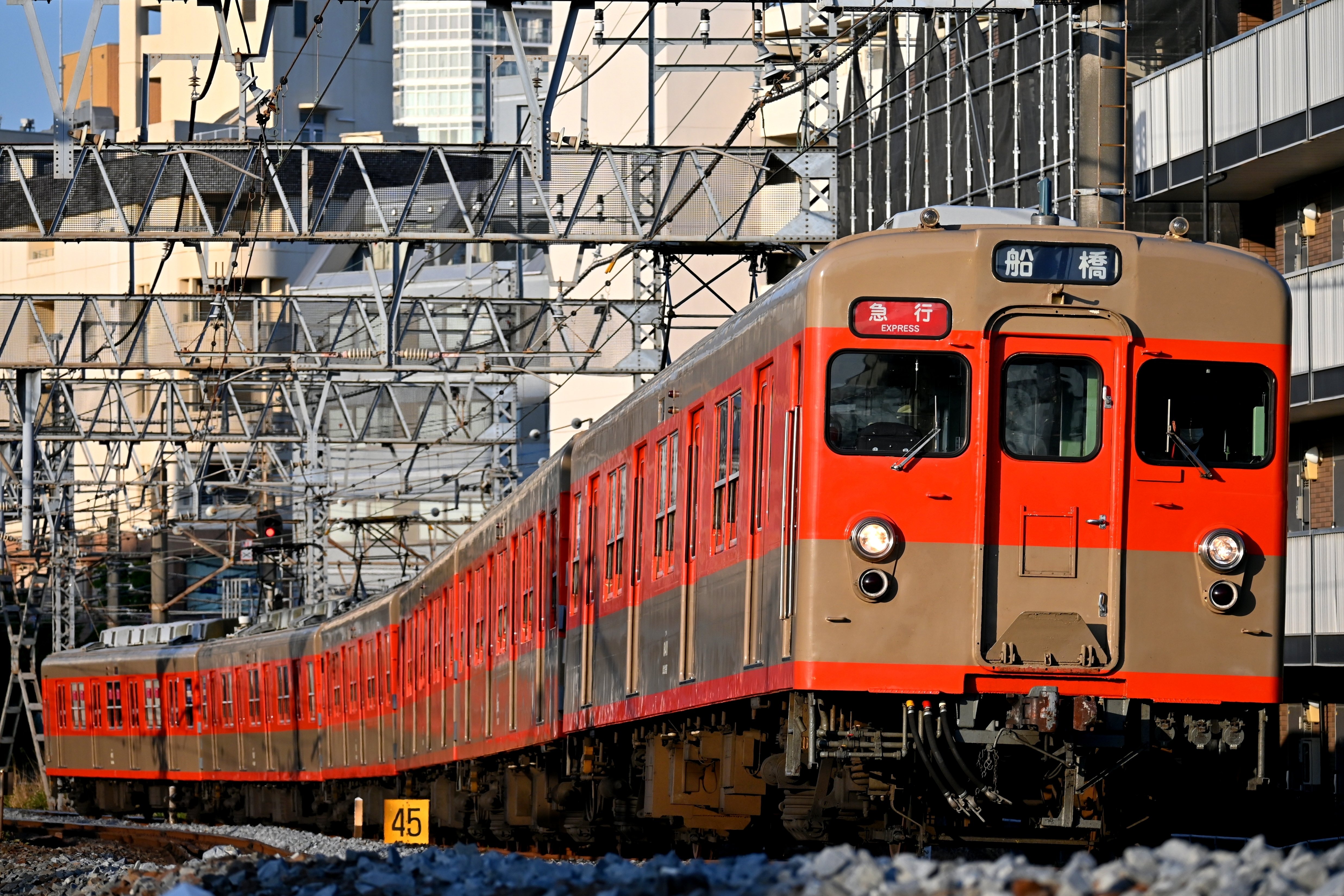東武8000系 復刻塗装編成 「復元」される｜隣の芝生は隣の芝生