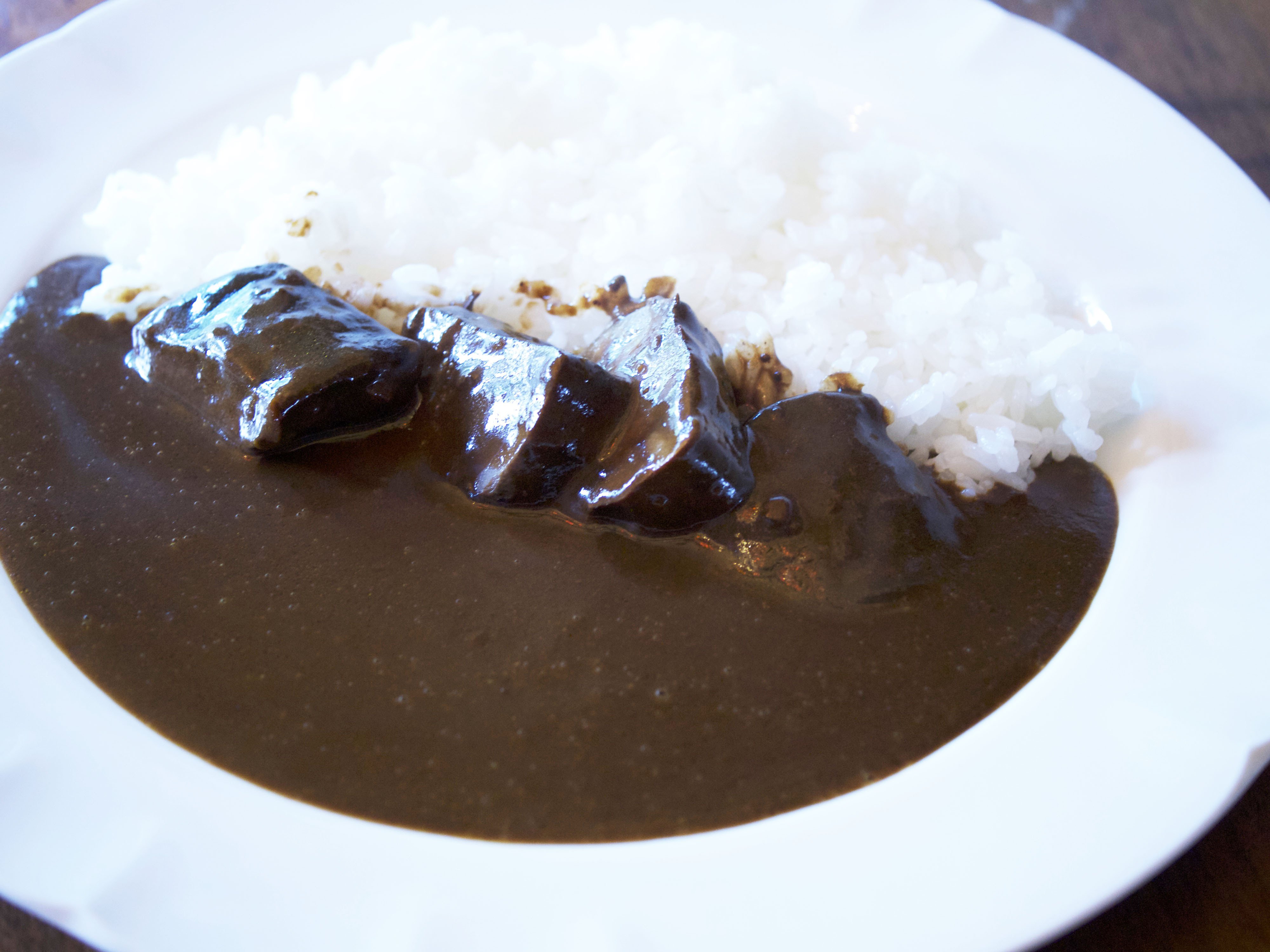 2025年カレーのトレンドを発表】ディープリッチ黒カレー＝“究極の黒”が