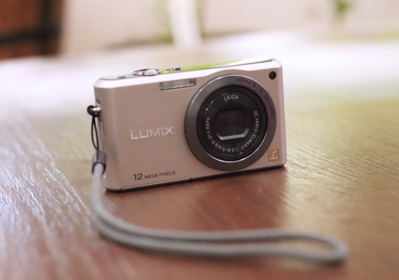 遊んで楽しい「オールドコンデジ LUMIX DMC-FX100」｜タカノ