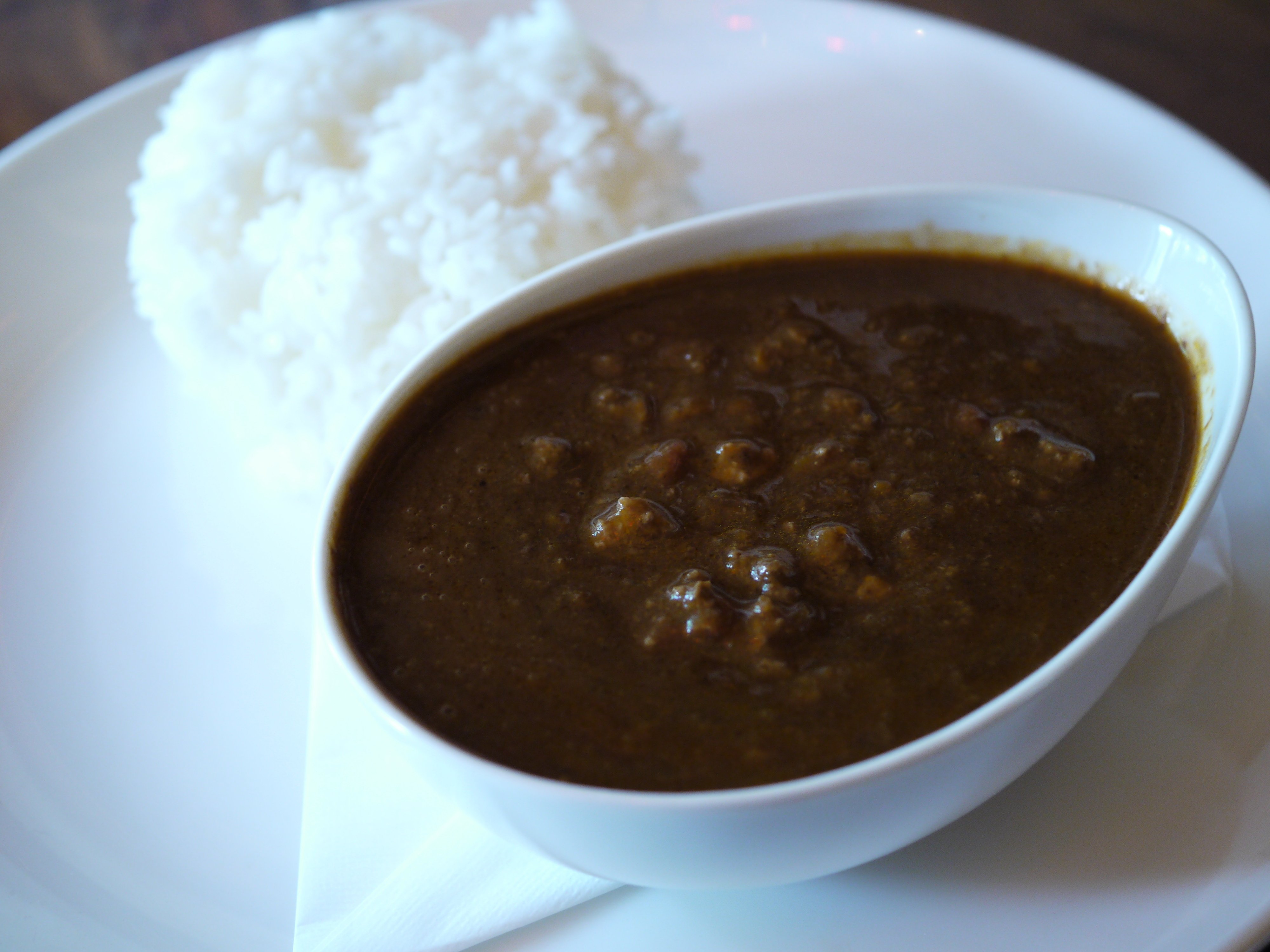 2025年カレーのトレンドを発表】ディープリッチ黒カレー＝“究極の黒”が