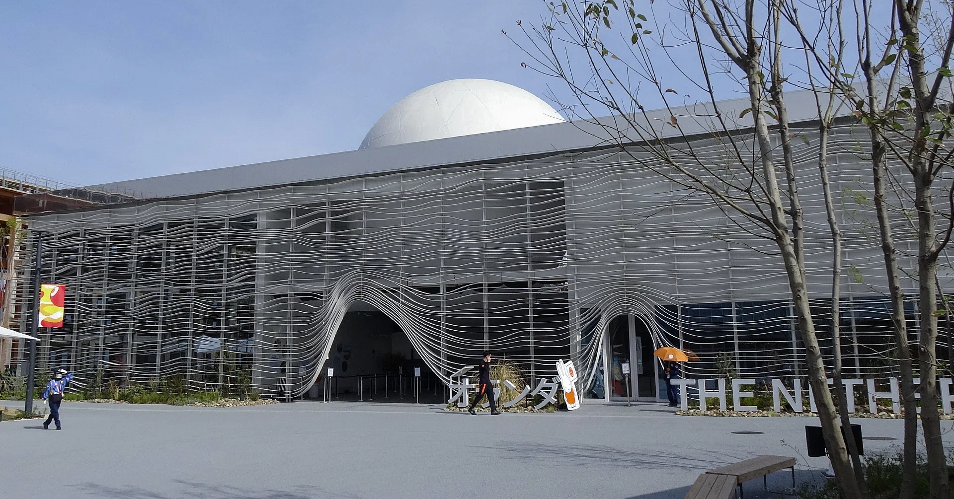 洋書◆見本市の設計デザイン写真集 本 パビリオン 仮設 建築 建物 未来都市を歩く／大阪・関西万博ルポ④海外パビリオン、華やかさ支える