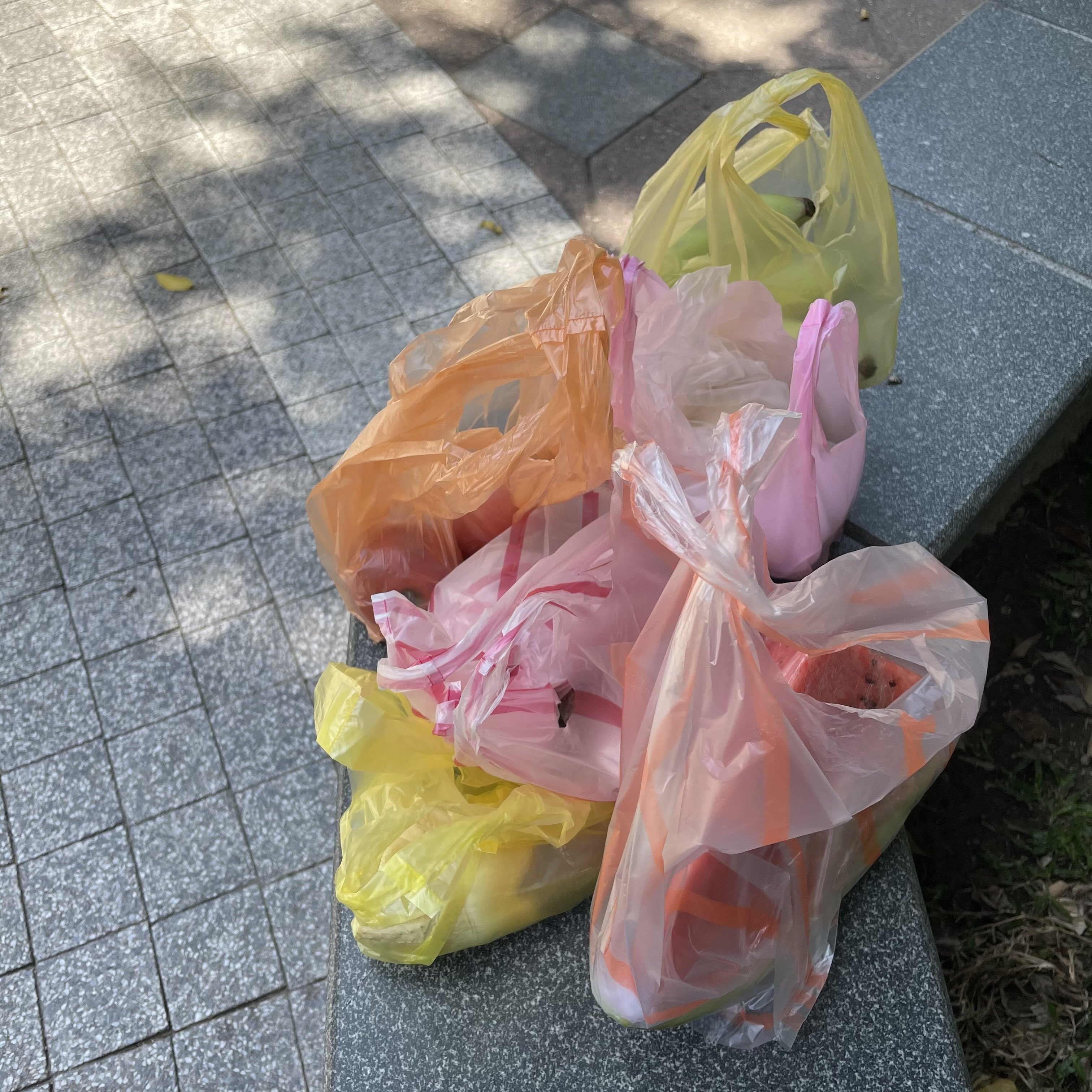 台湾 紅白しましまビニール袋と、新たなカラーを探す顛末記｜臺灣五金行