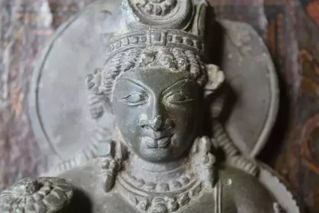 貴重な手作りの大変古い仏像 楽天市場】仏像 役行者 役小角 神変大菩薩 岩座 22cm 桧木