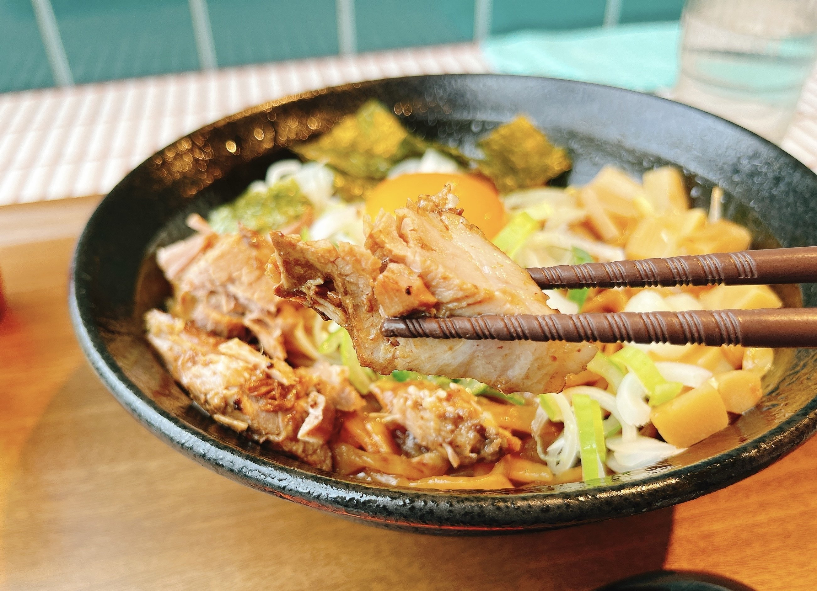 油そば MEN in EZO SUSUKINO: まさに至高！にんにくのパンチがきいた