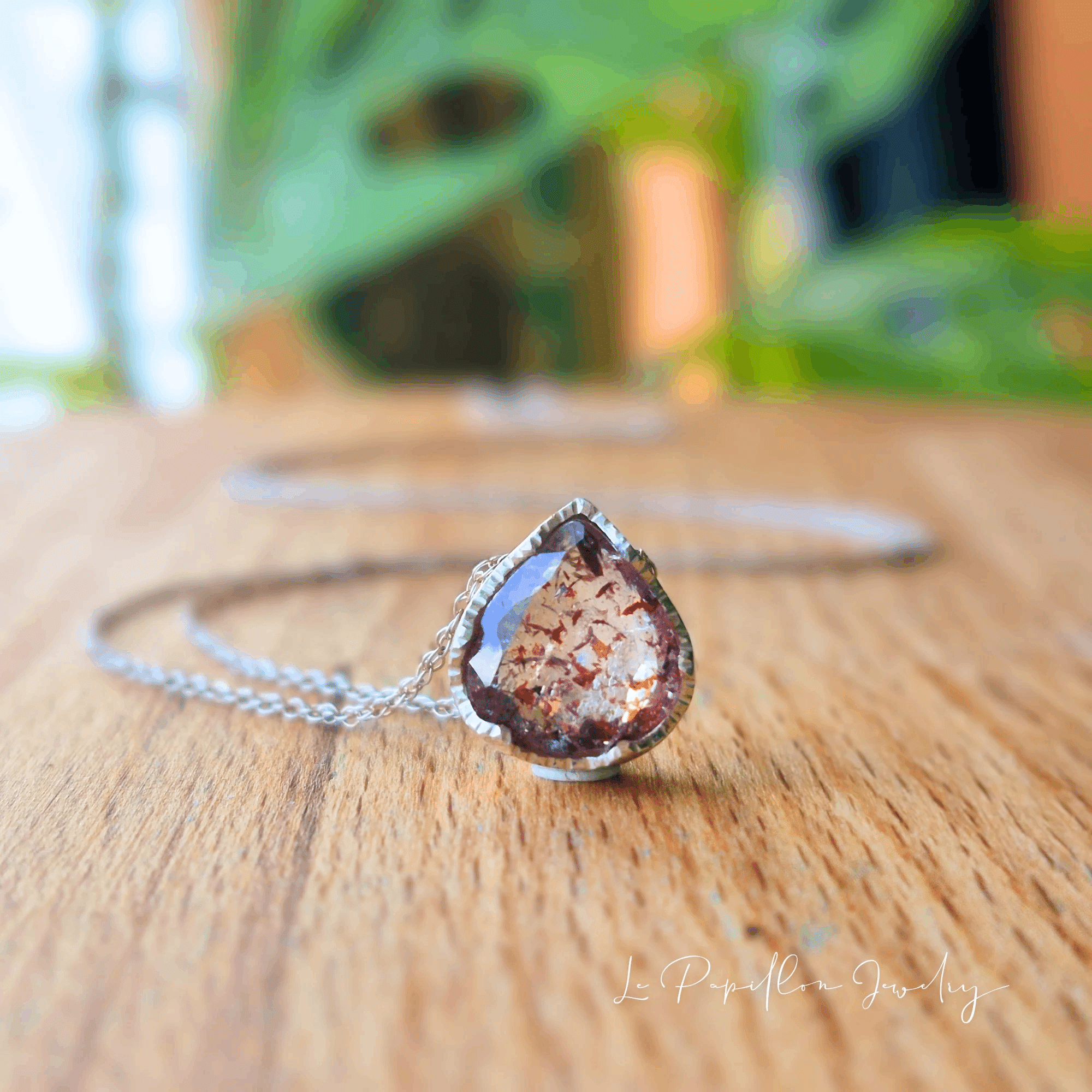 繊細な赤い煌めき。レピドクロサイトインクオーツという特別な石