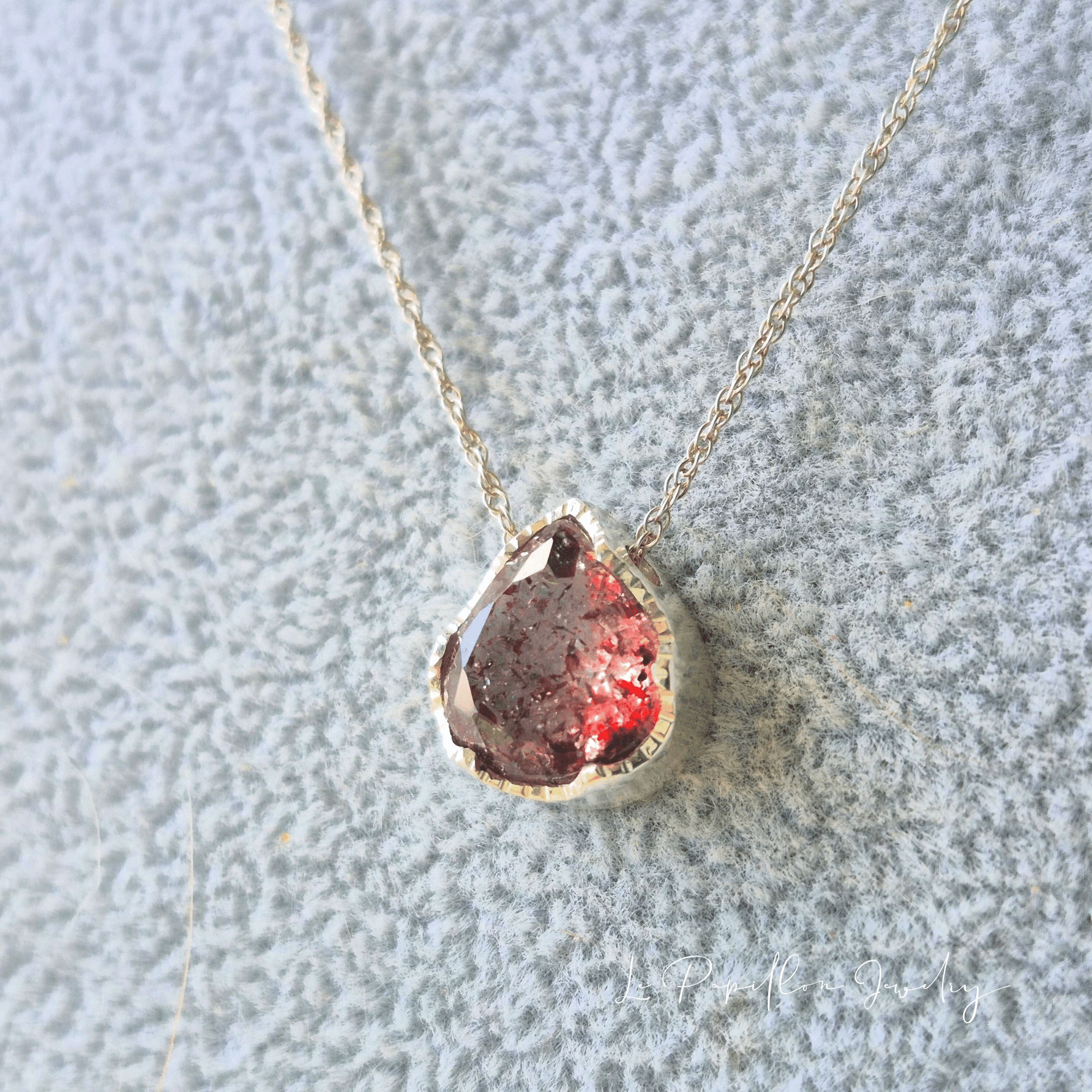 繊細な赤い煌めき。レピドクロサイトインクオーツという特別な石